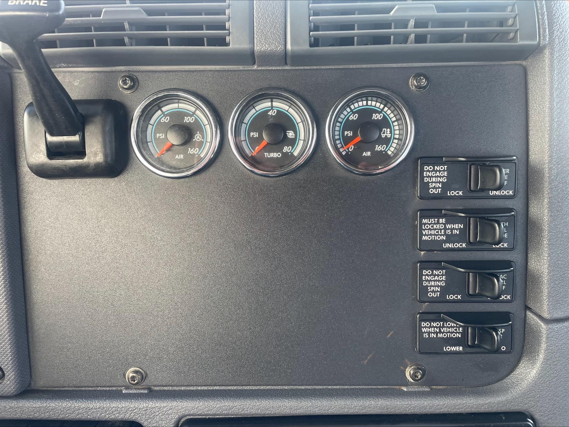 2016 Freightliner Cascadia - image 7