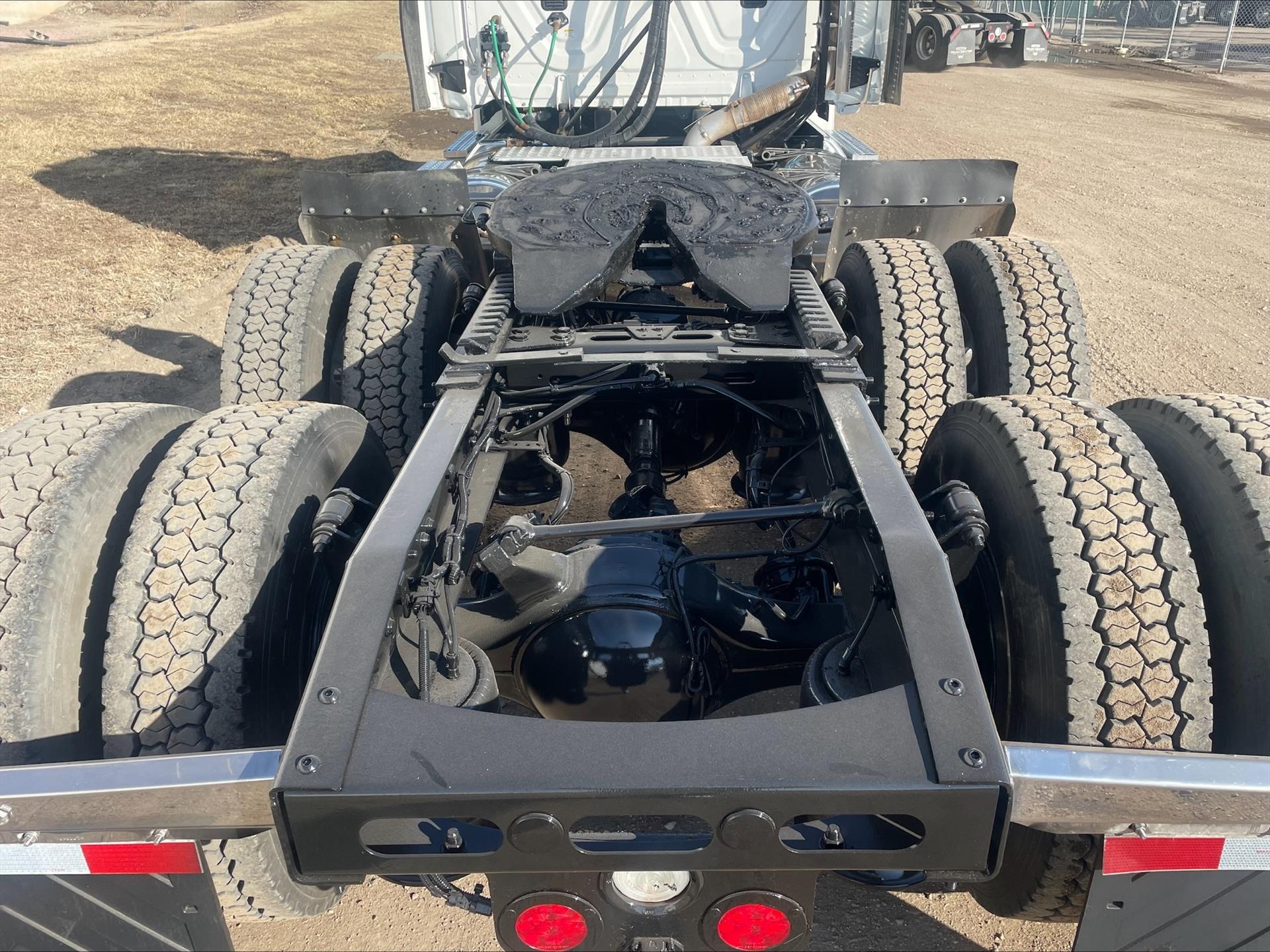 2016 Freightliner Cascadia - image 6