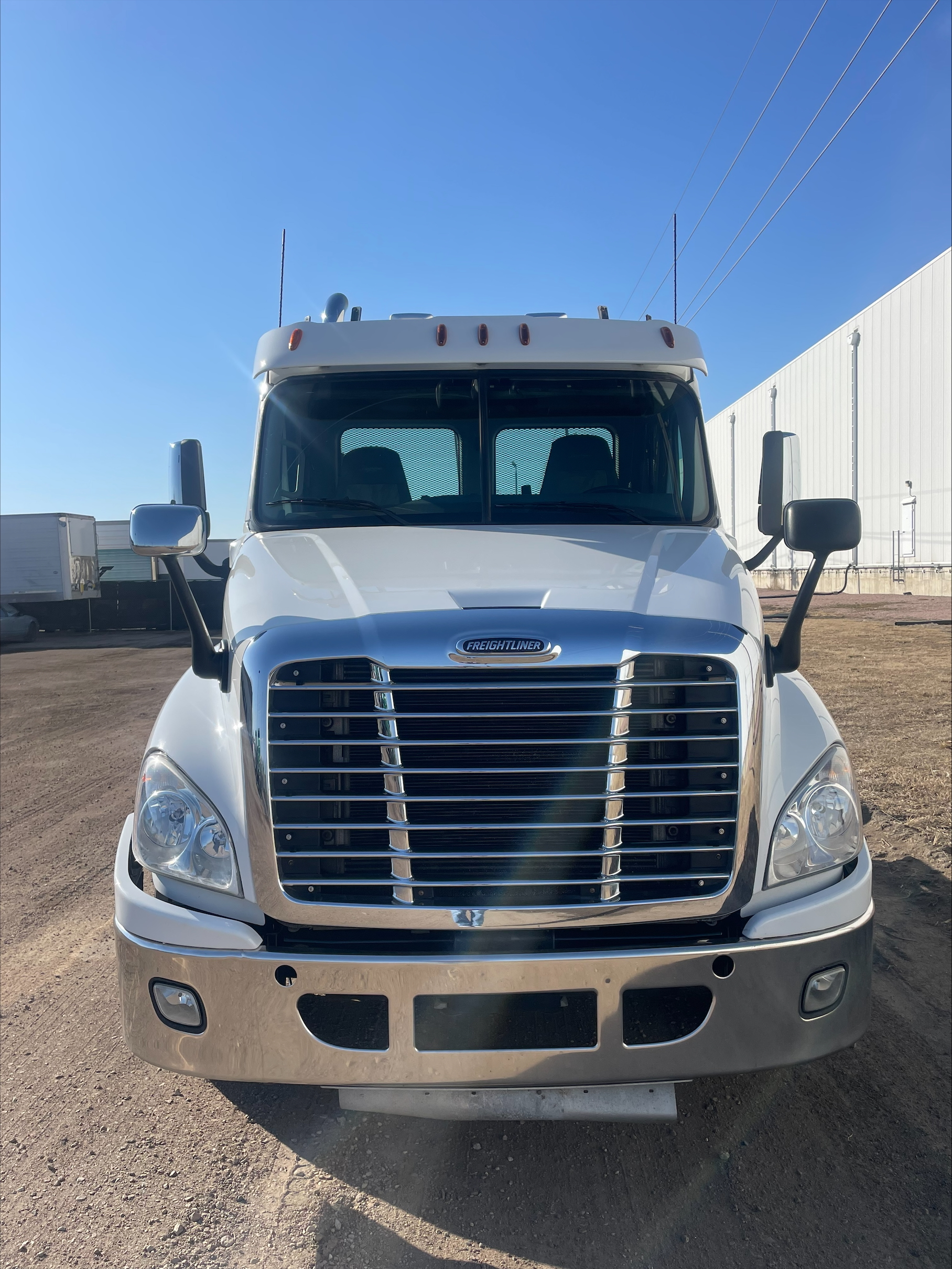 2016 Freightliner Cascadia - image 3