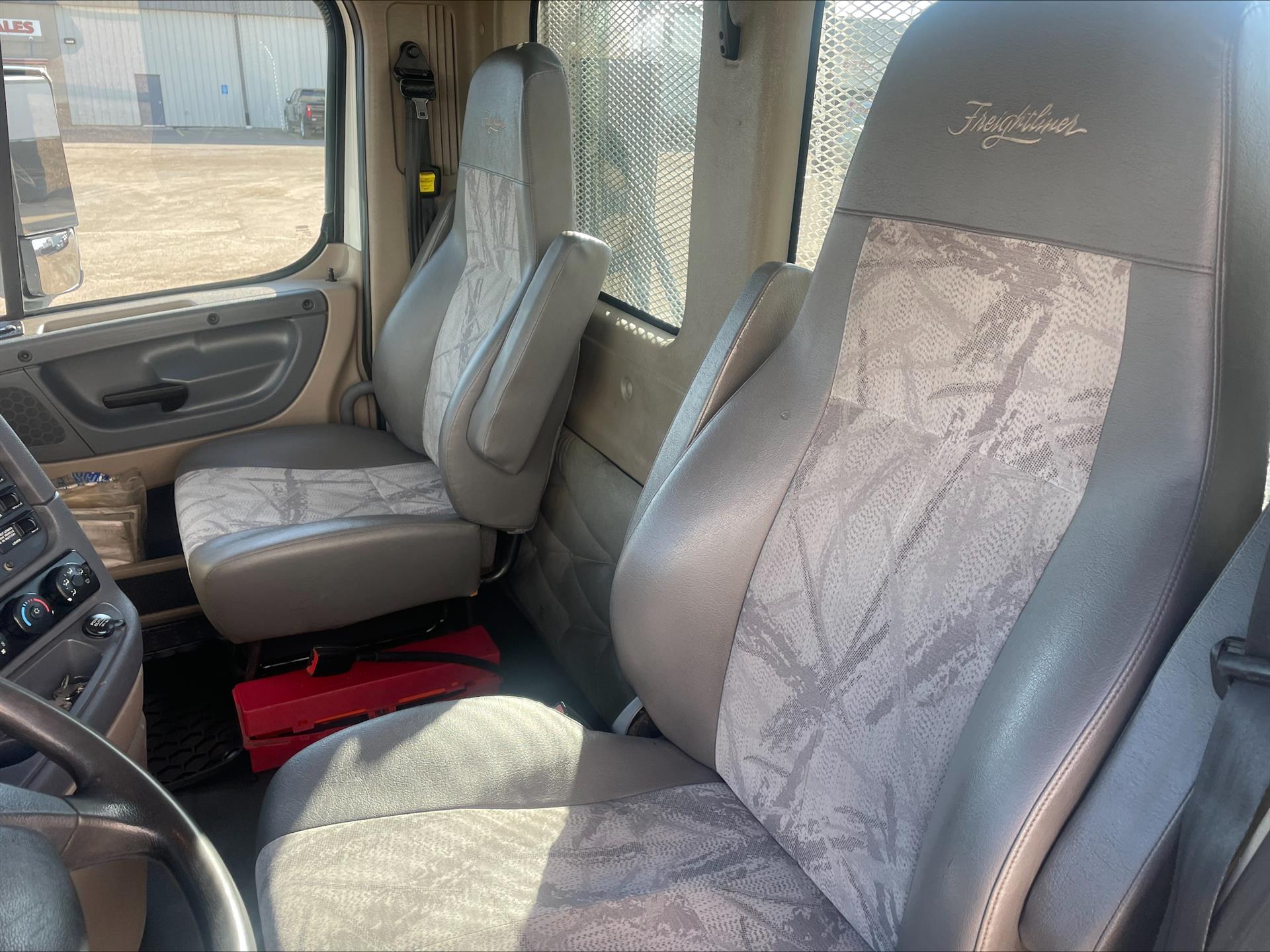 2016 Freightliner Cascadia - image 9