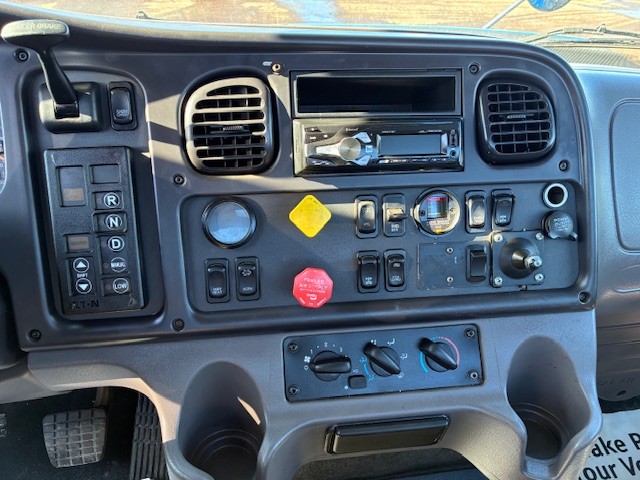 2016 Freightliner 114SD - image 7