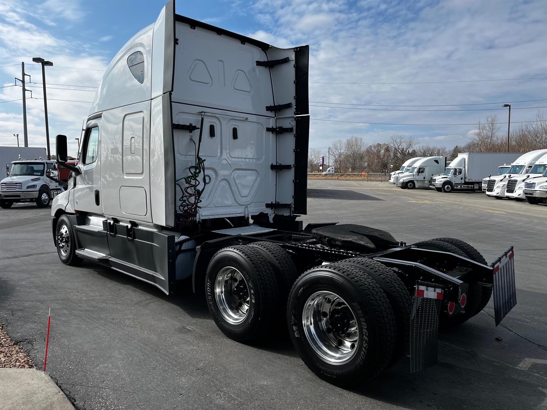2023 Freightliner - image 3