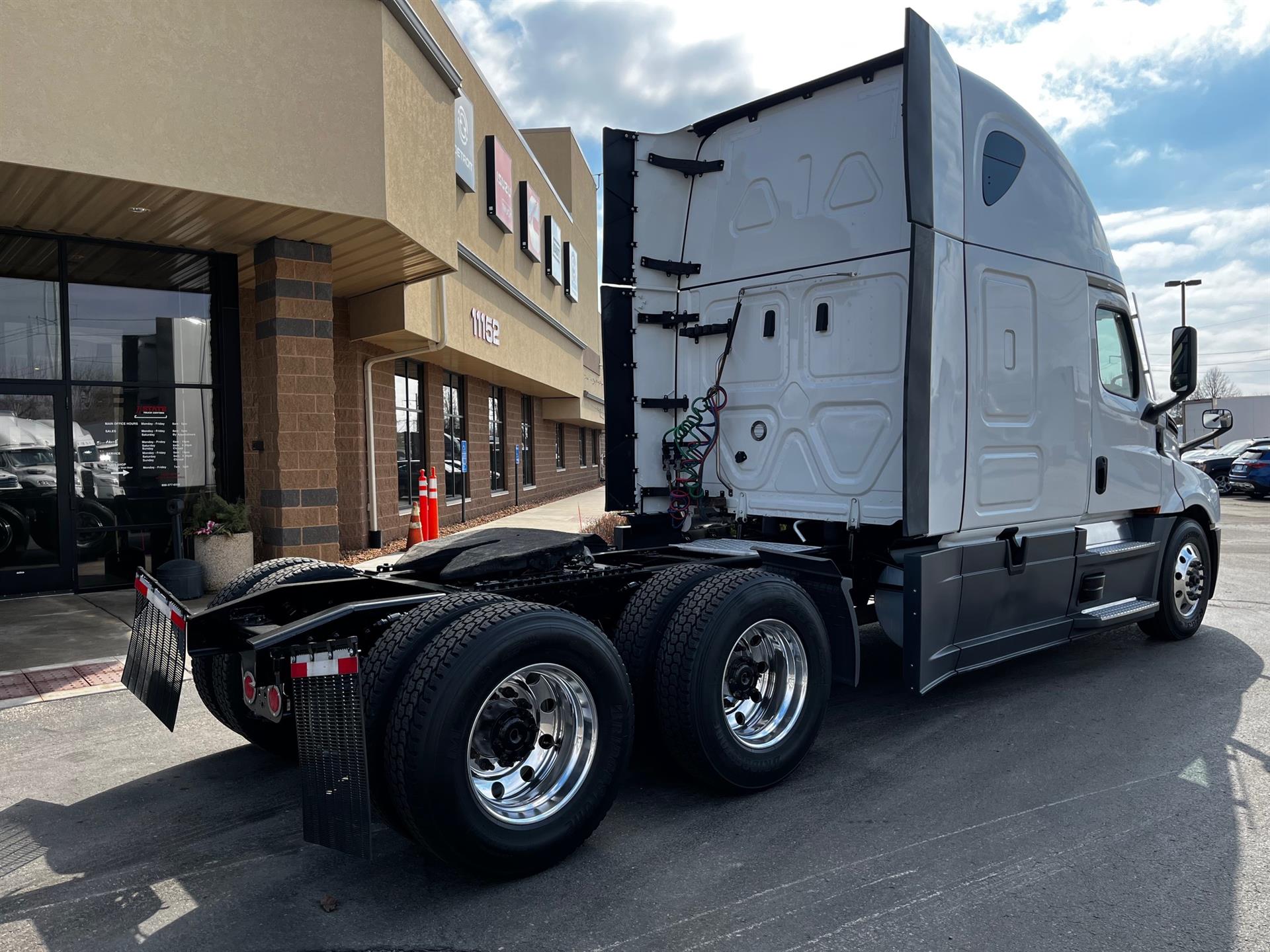 2023 Freightliner - image 4