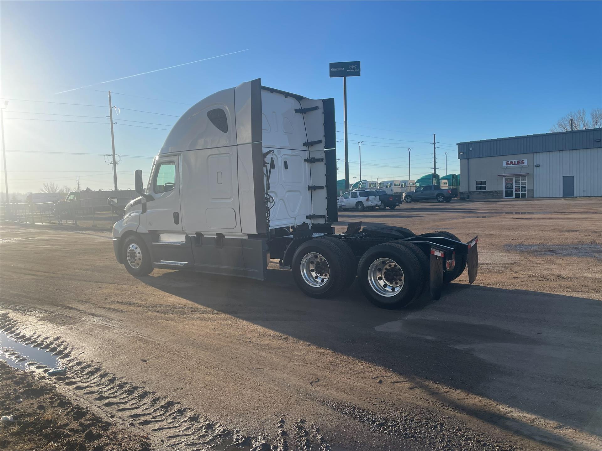 2024 Freightliner - image 3