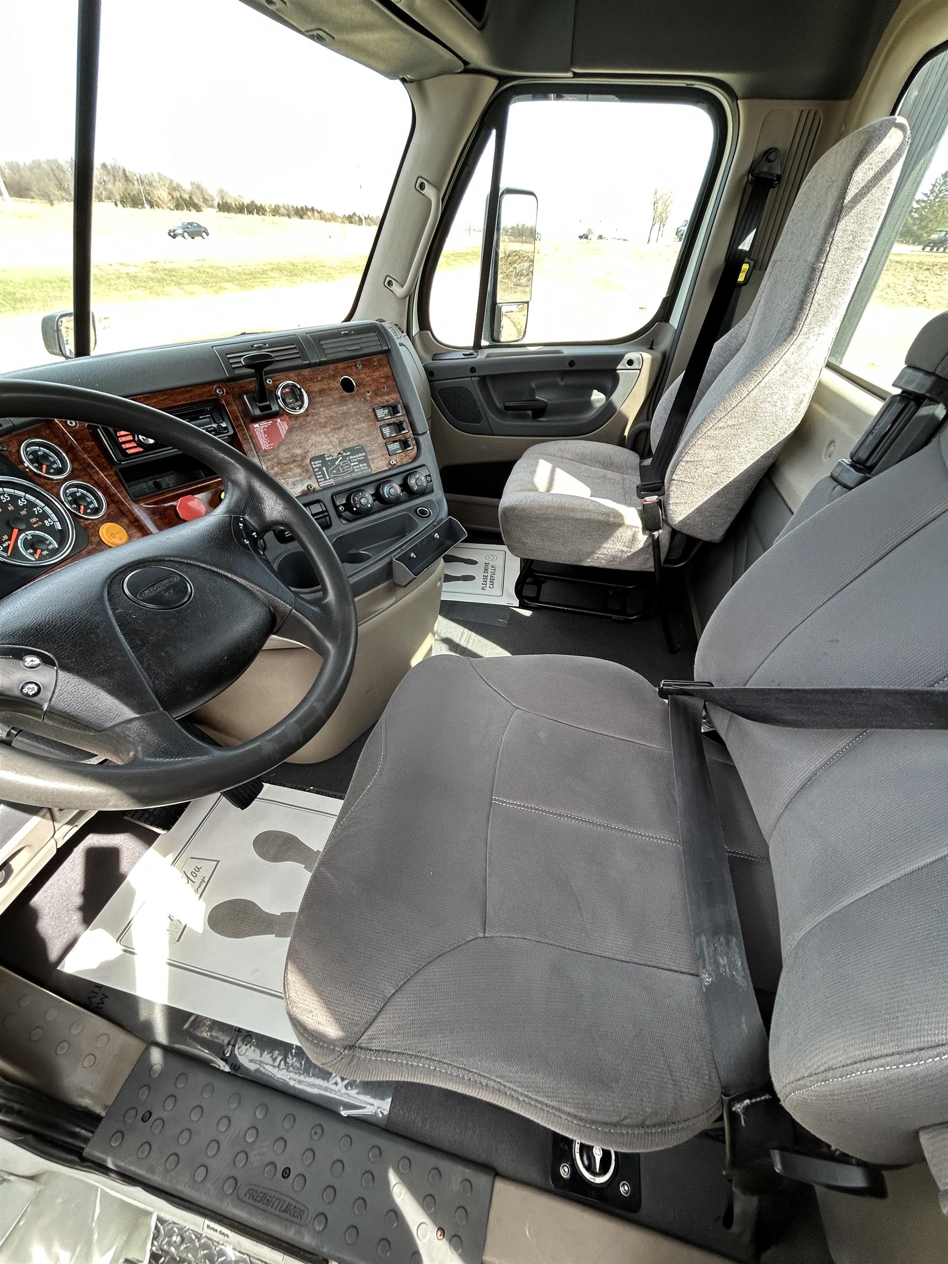 2015 Freightliner Cascadia - image 8