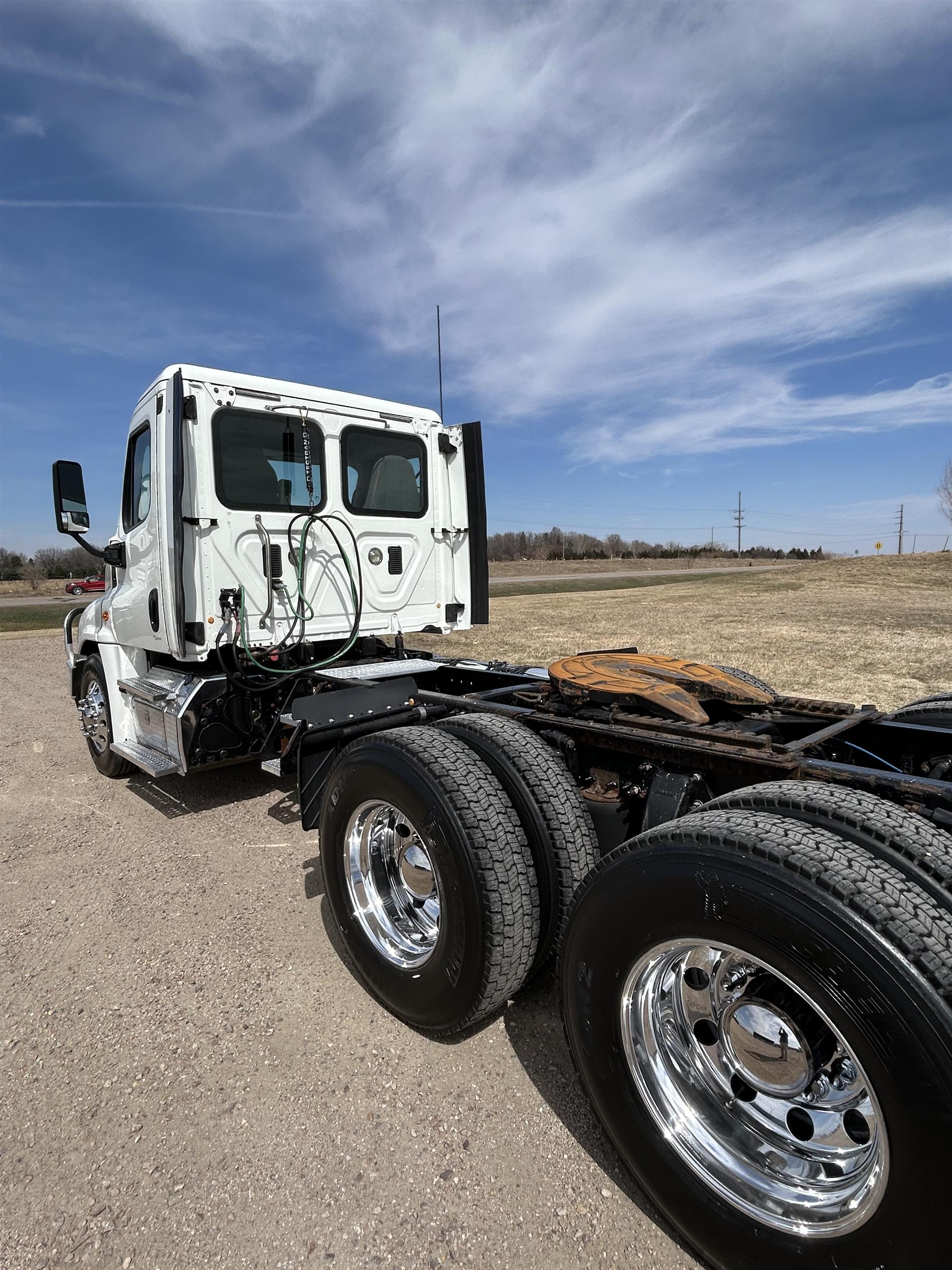 2015 Freightliner Cascadia - image 5