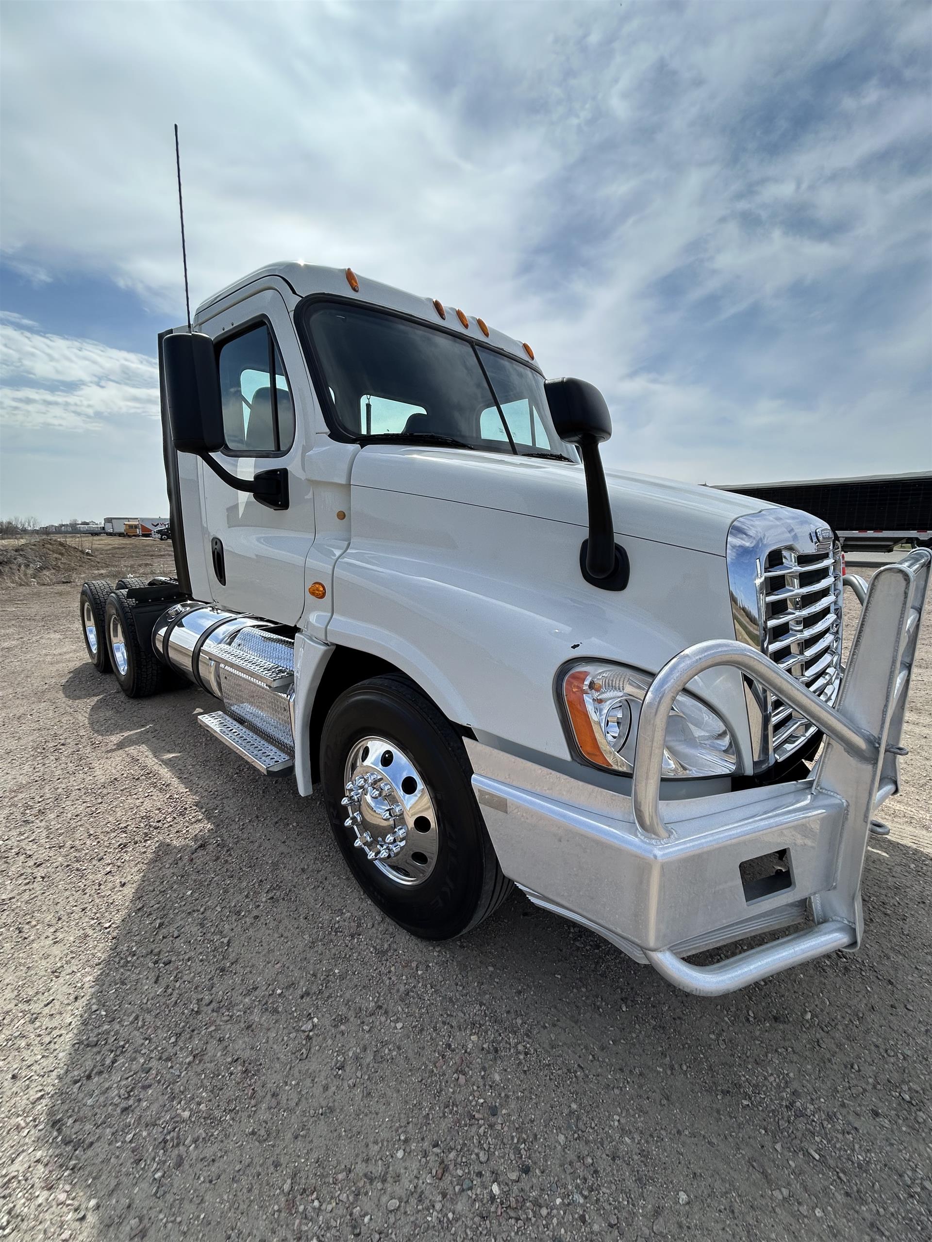 2015 Freightliner Cascadia - image 2