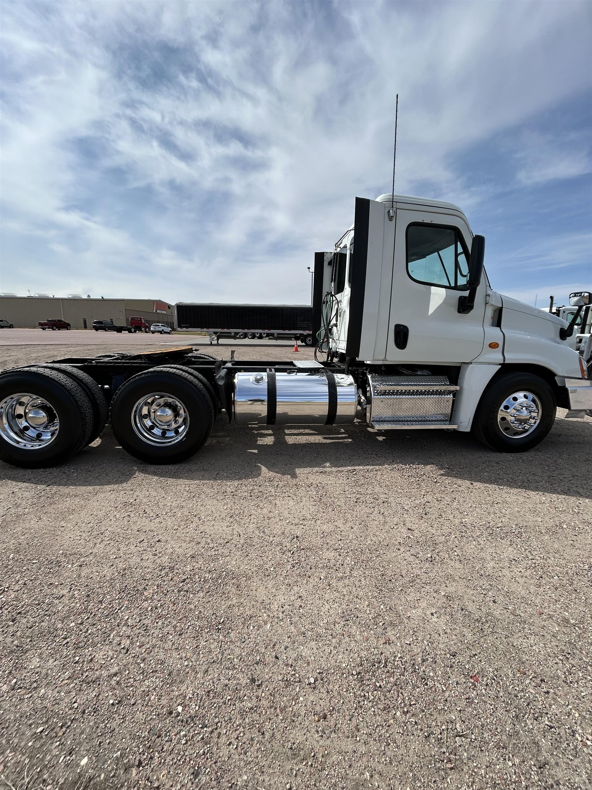 2015 Freightliner Cascadia - image 3