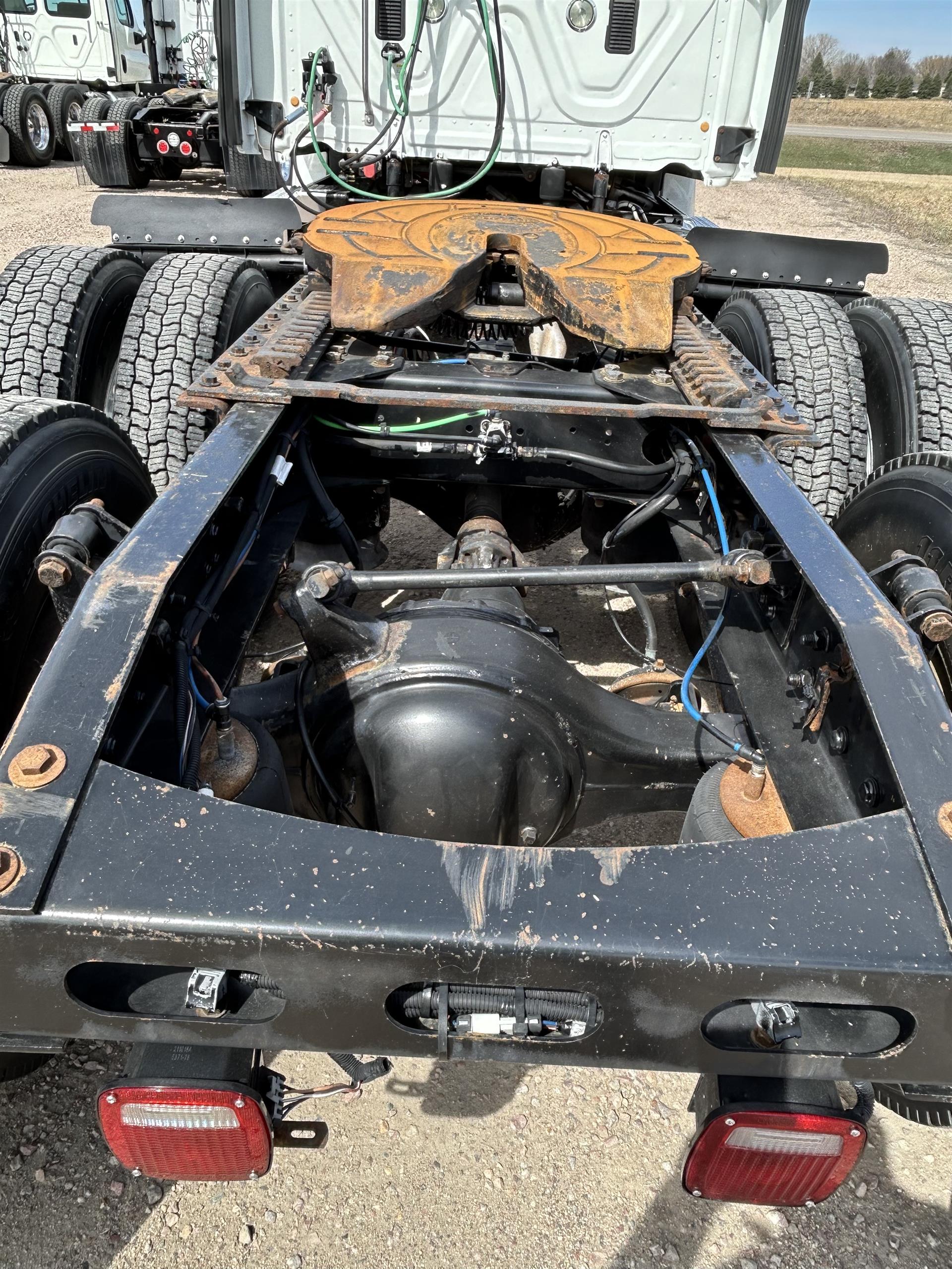 2015 Freightliner Cascadia - image 4