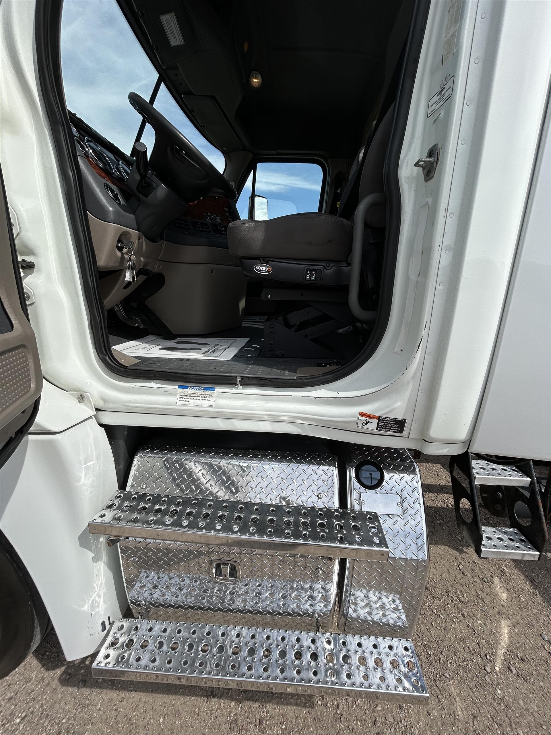 2015 Freightliner Cascadia - image 7