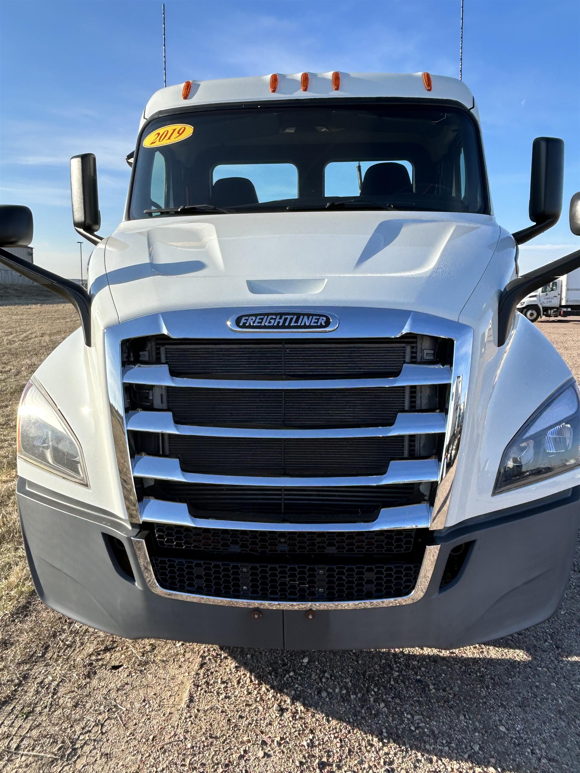 2019 Freightliner Cascadia in Inver Grove Heights, MN — photo 2