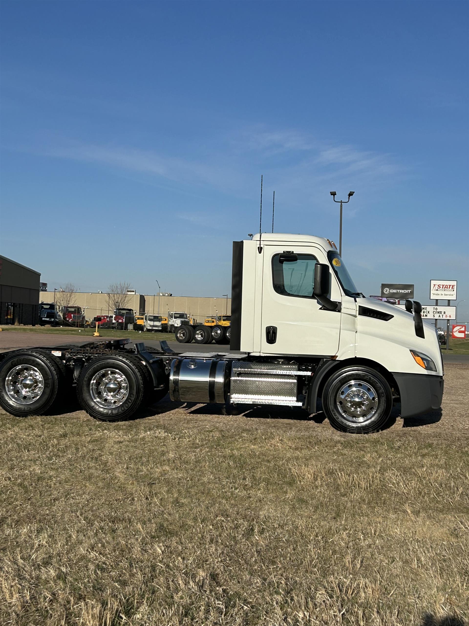 2019 Freightliner Cascadia in Inver Grove Heights, MN — photo 3