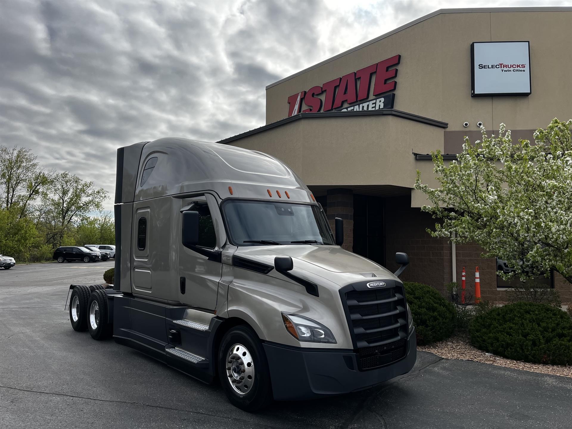 2024 Freightliner Cascadia in Inver Grove Heights, MN — photo 2