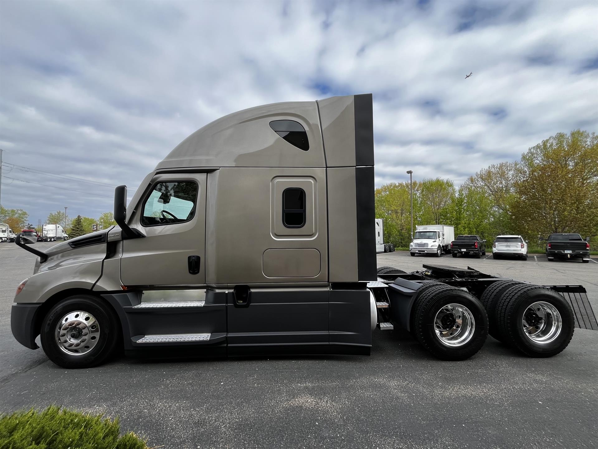 2024 Freightliner Cascadia in Inver Grove Heights, MN — photo 7