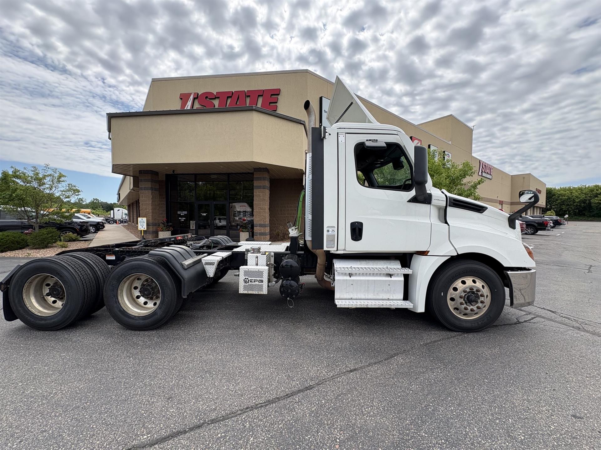2023 Freightliner Cascadia in Inver Grove Heights, MN — photo 2