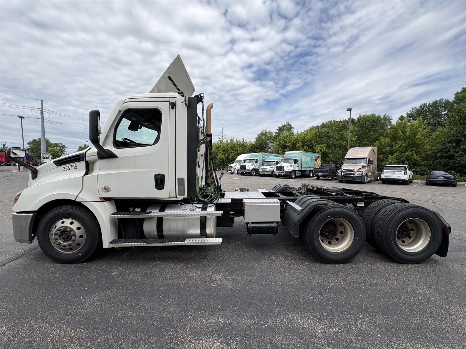 2023 Freightliner Cascadia in Inver Grove Heights, MN — photo 6