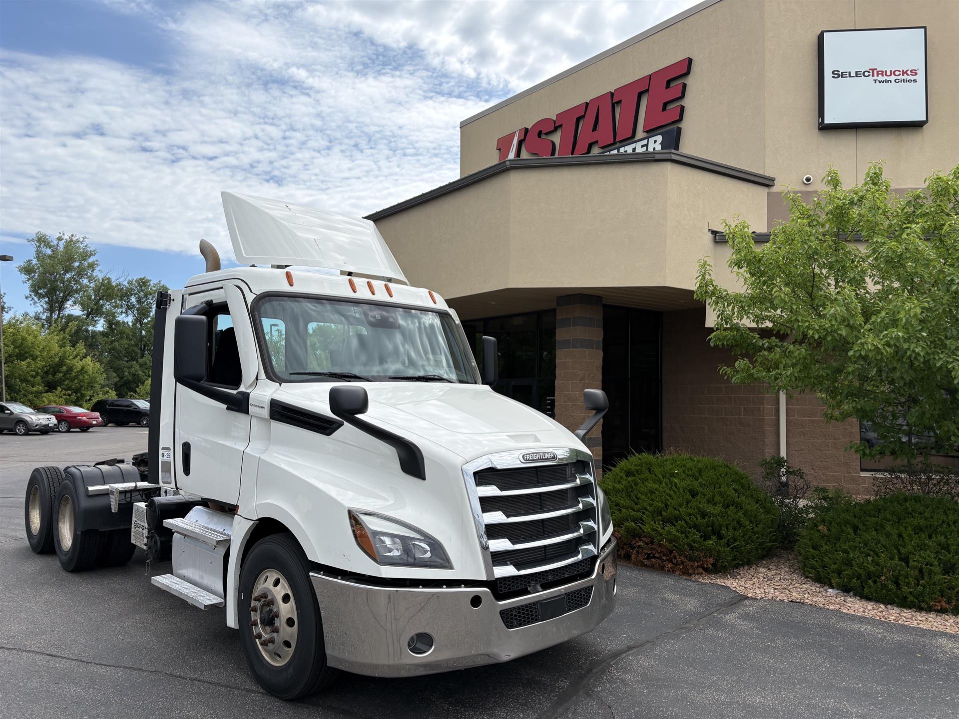 2023 Freightliner Cascadia in Inver Grove Heights, MN