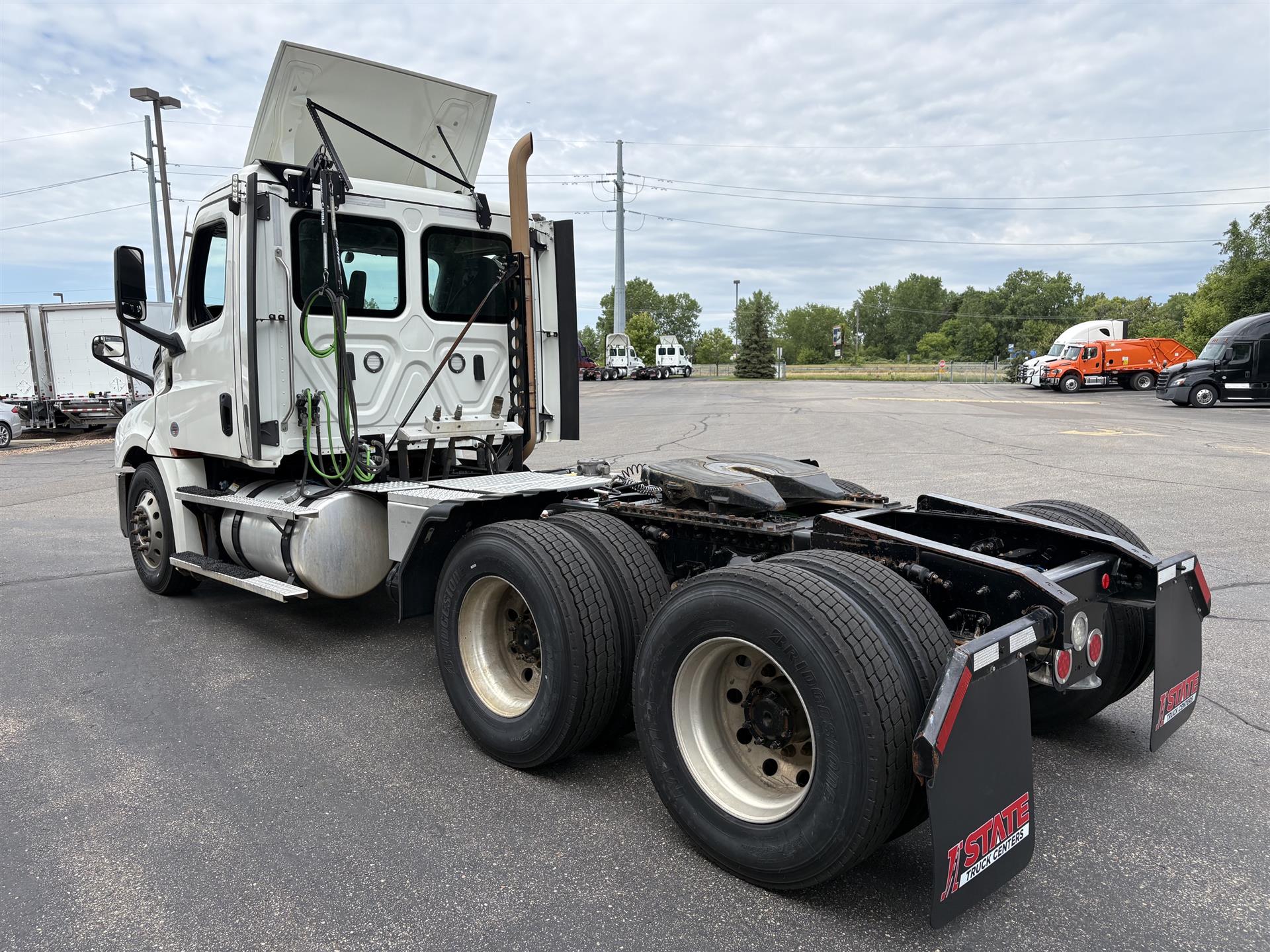 2023 Freightliner Cascadia in Inver Grove Heights, MN — photo 5