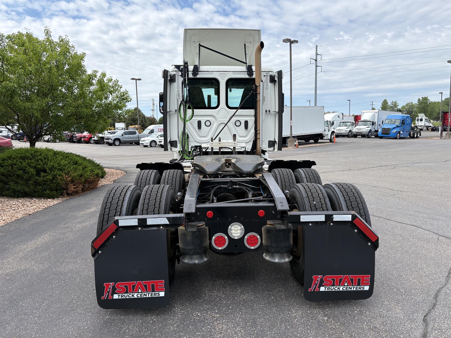 2023 Freightliner Cascadia in Inver Grove Heights, MN — photo 4