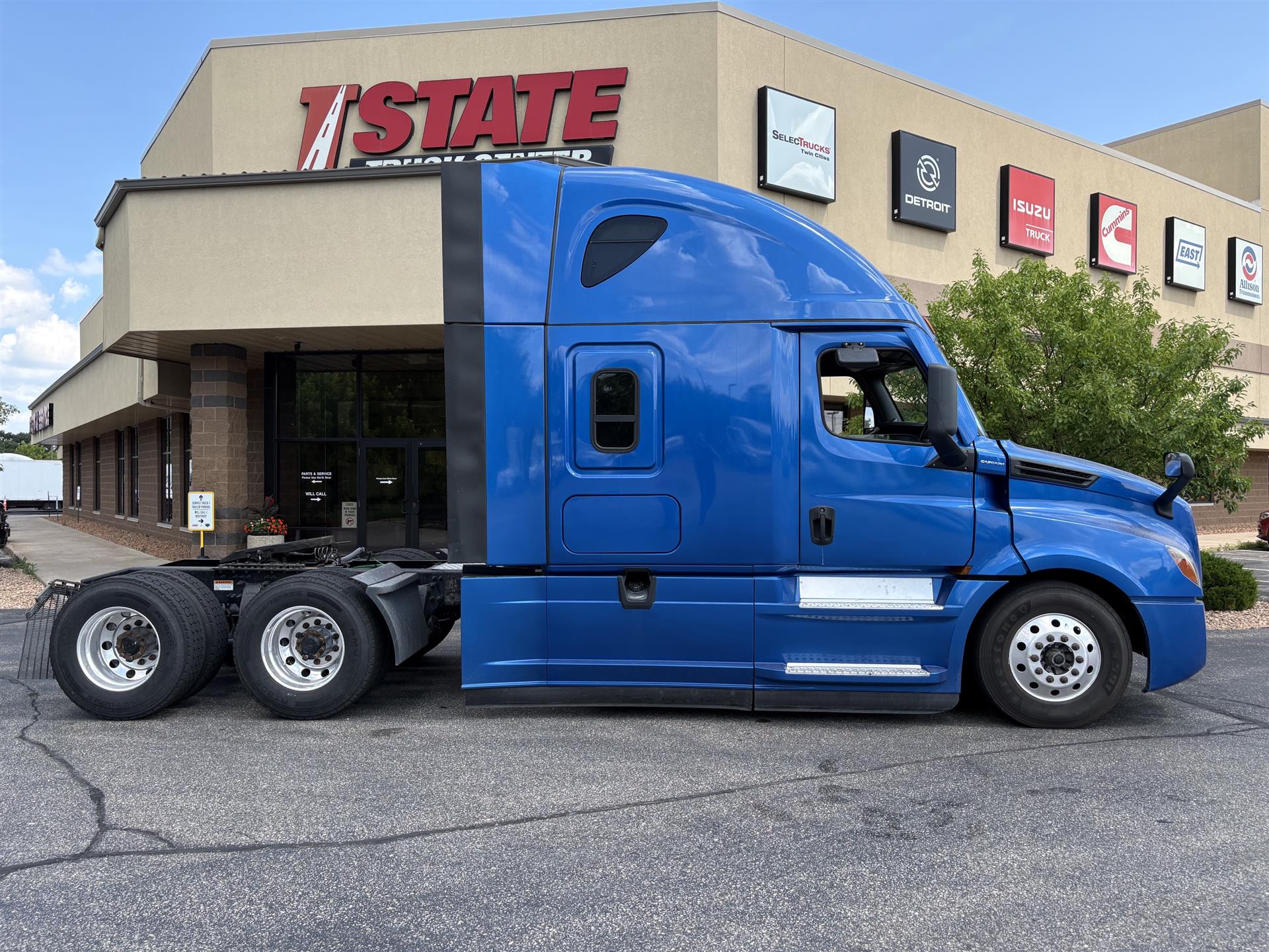 2022 Freightliner Cascadia in Inver Grove Heights, MN — photo 2
