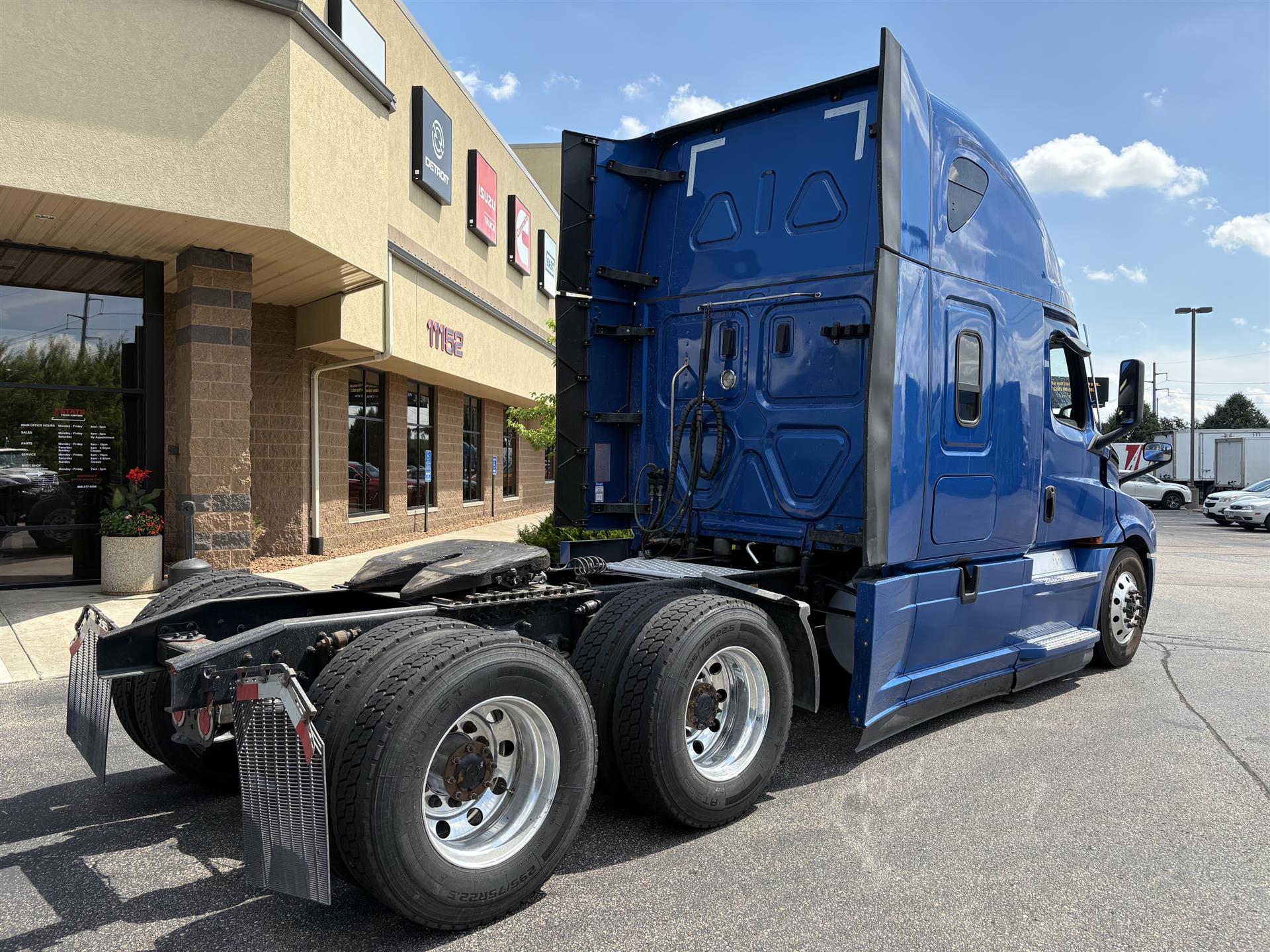 2022 Freightliner Cascadia in Inver Grove Heights, MN — photo 3