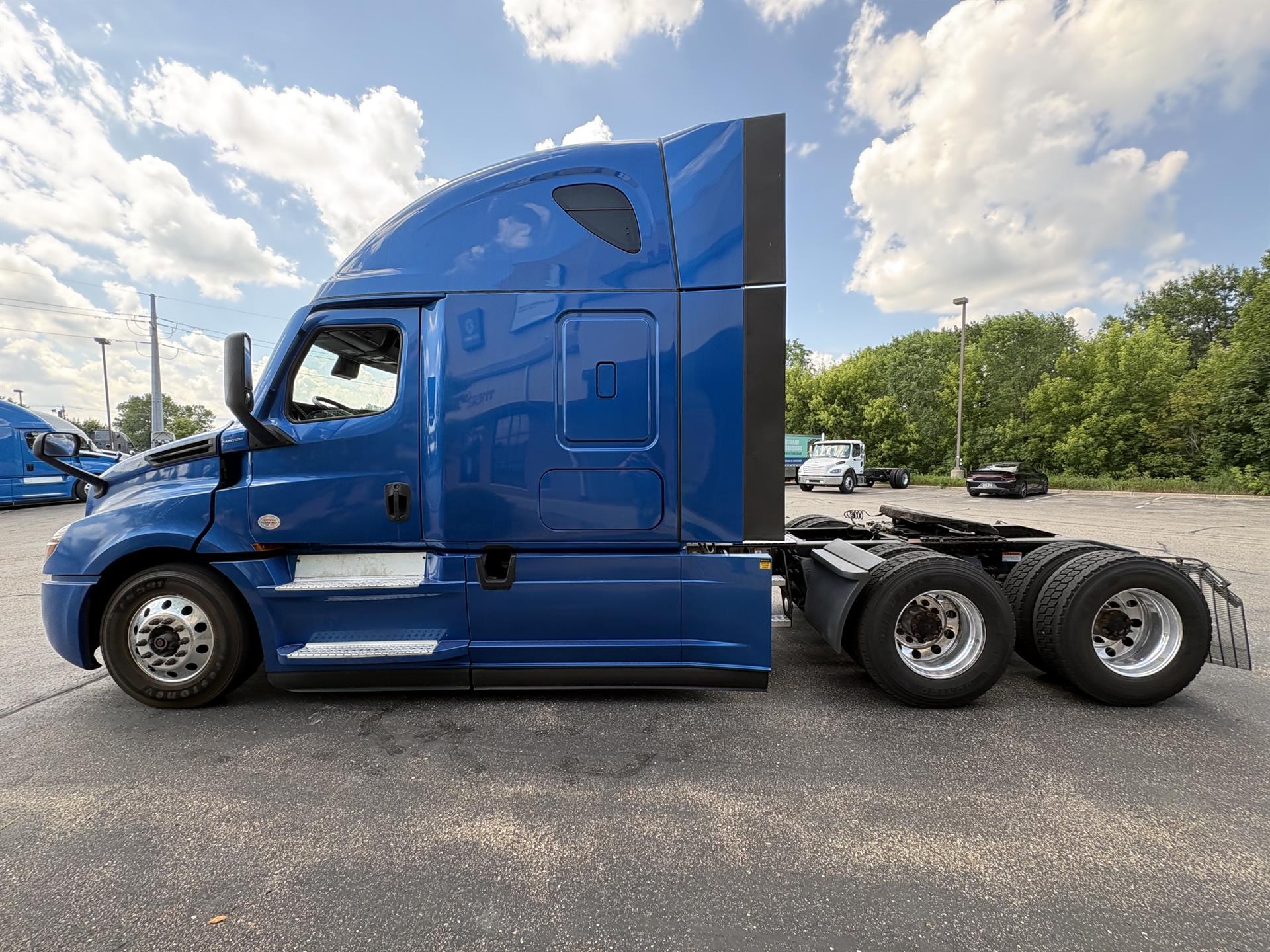 2022 Freightliner Cascadia in Inver Grove Heights, MN — photo 4