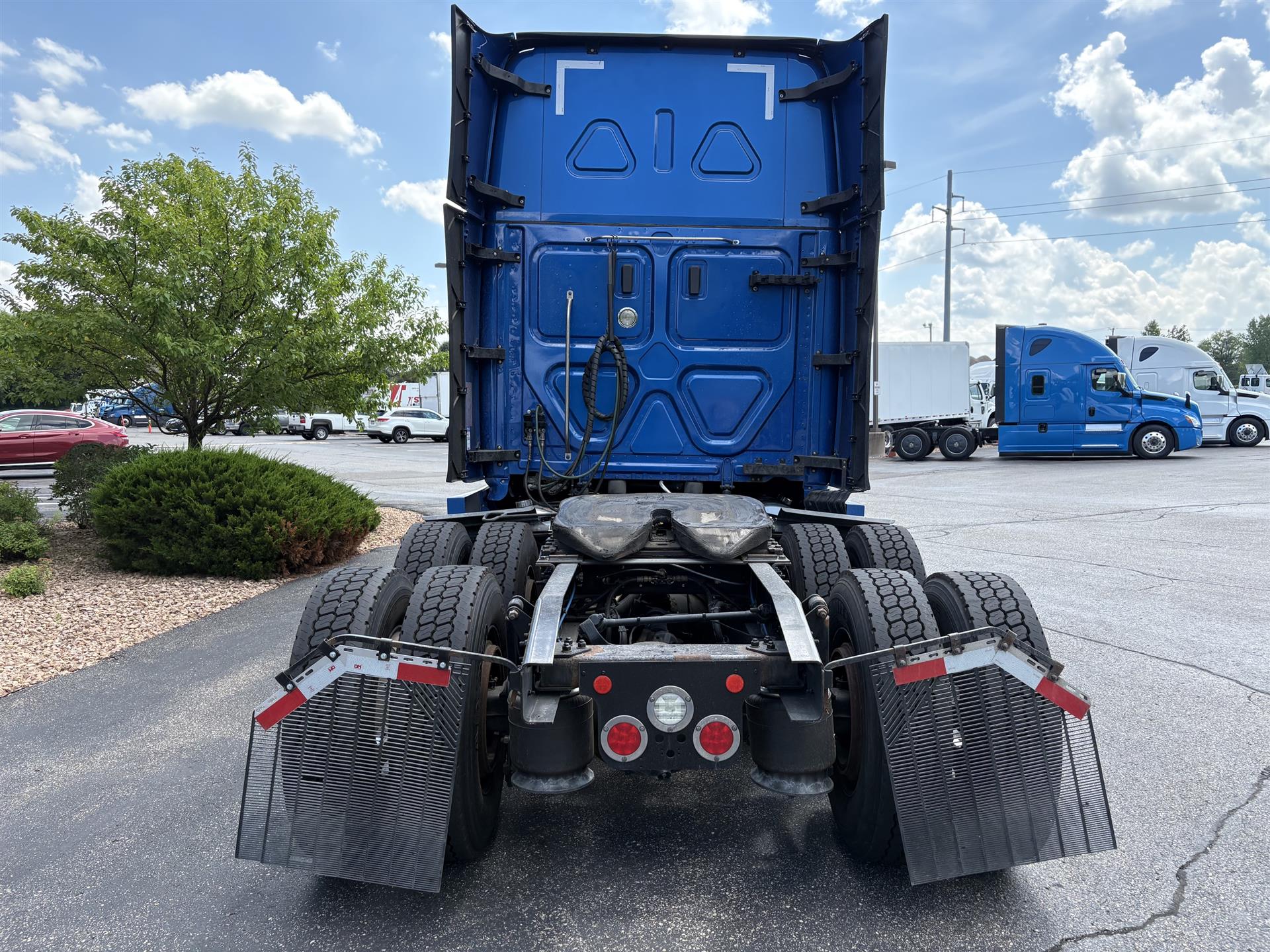 2022 Freightliner Cascadia in Inver Grove Heights, MN — photo 5