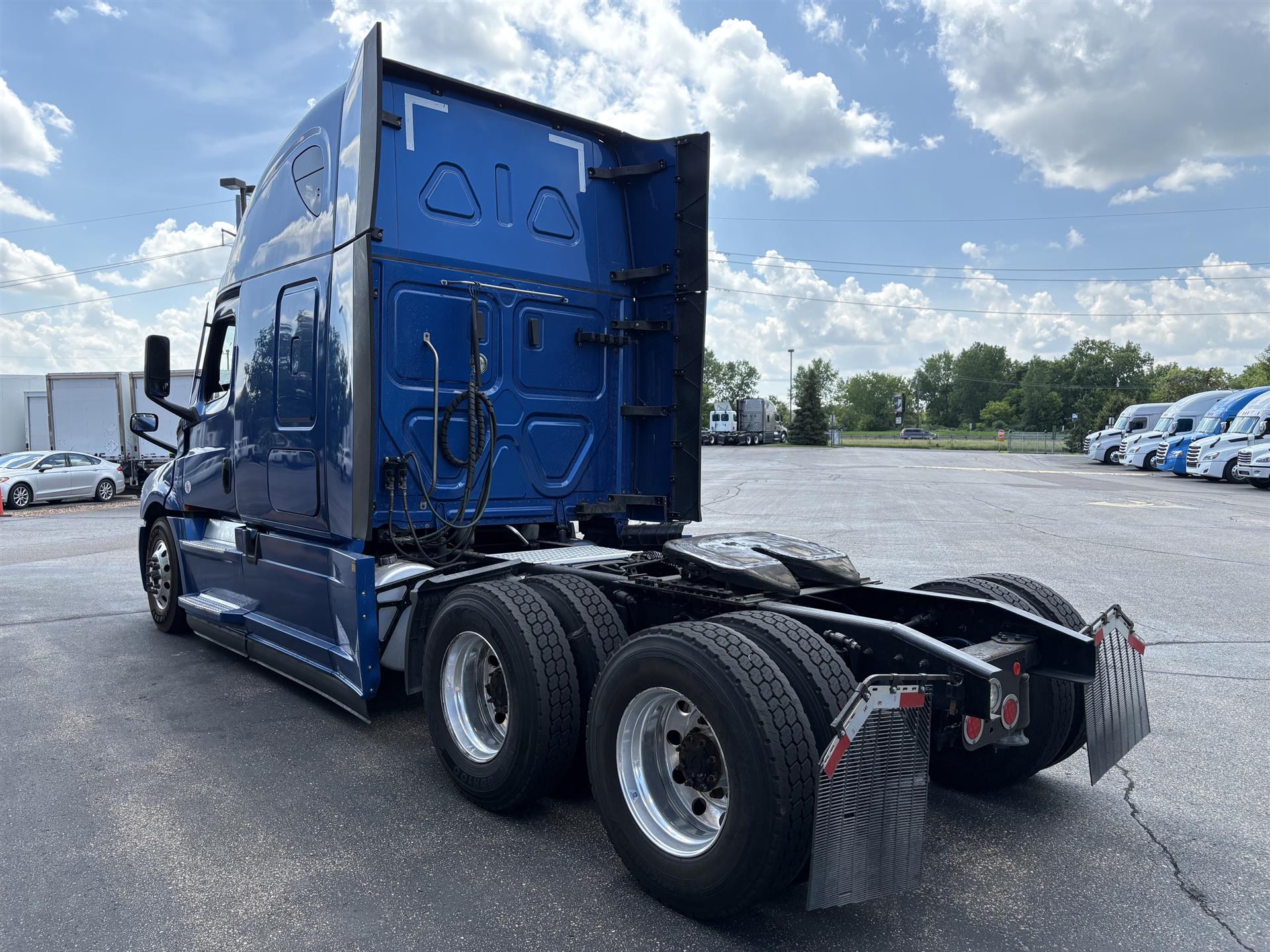 2022 Freightliner Cascadia in Inver Grove Heights, MN — photo 6