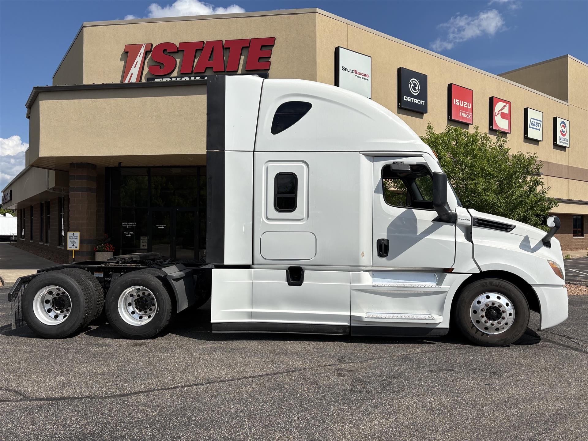 2021 Freightliner Cascadia in Inver Grove Heights, MN — photo 2