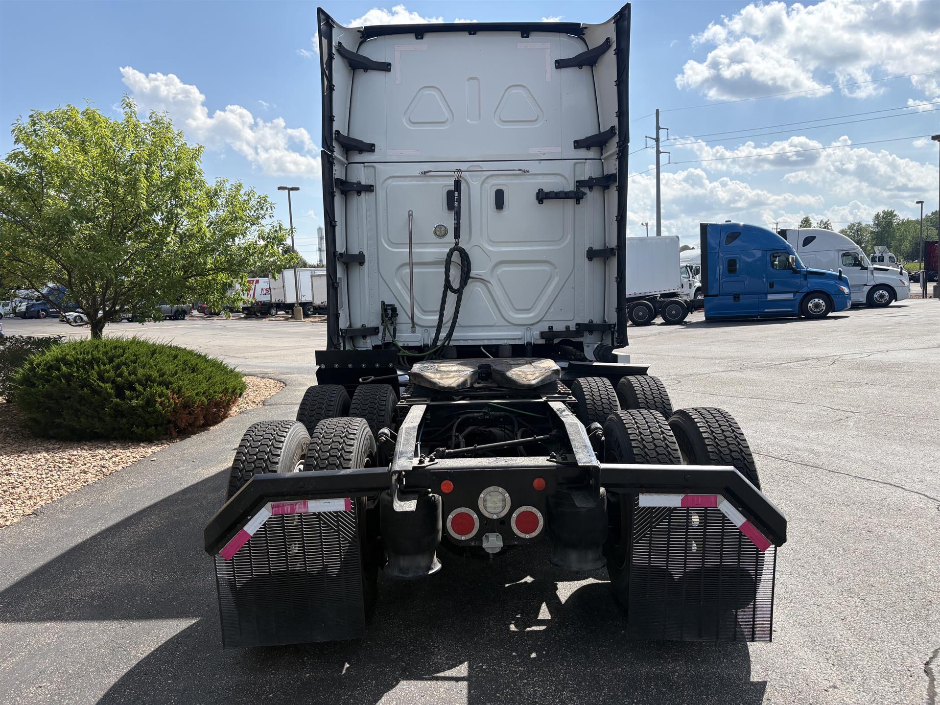 2021 Freightliner Cascadia in Inver Grove Heights, MN — photo 3
