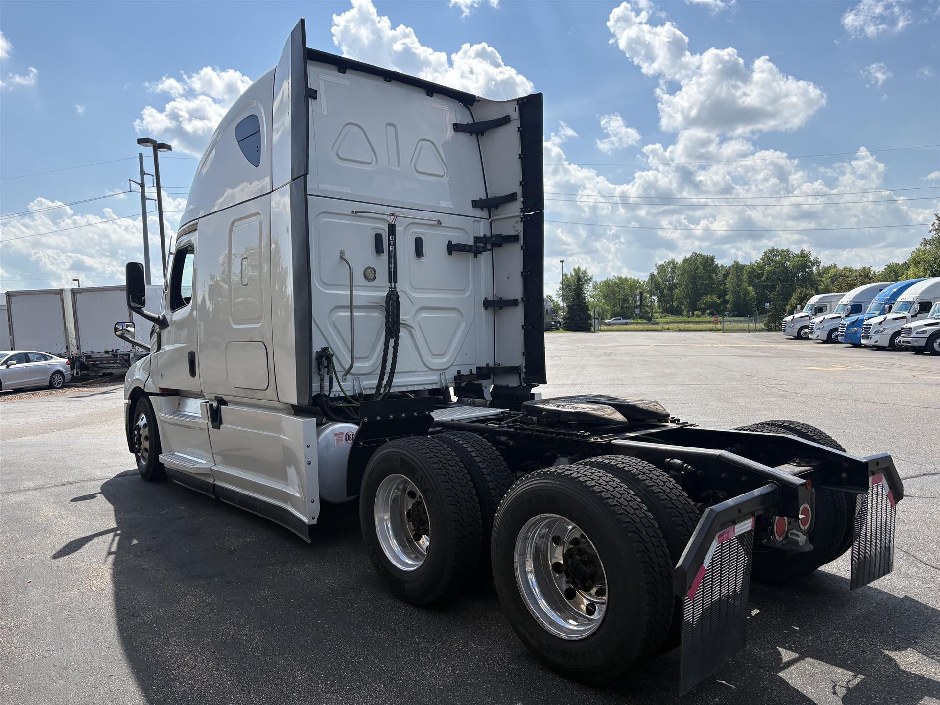 2021 Freightliner Cascadia in Inver Grove Heights, MN — photo 5