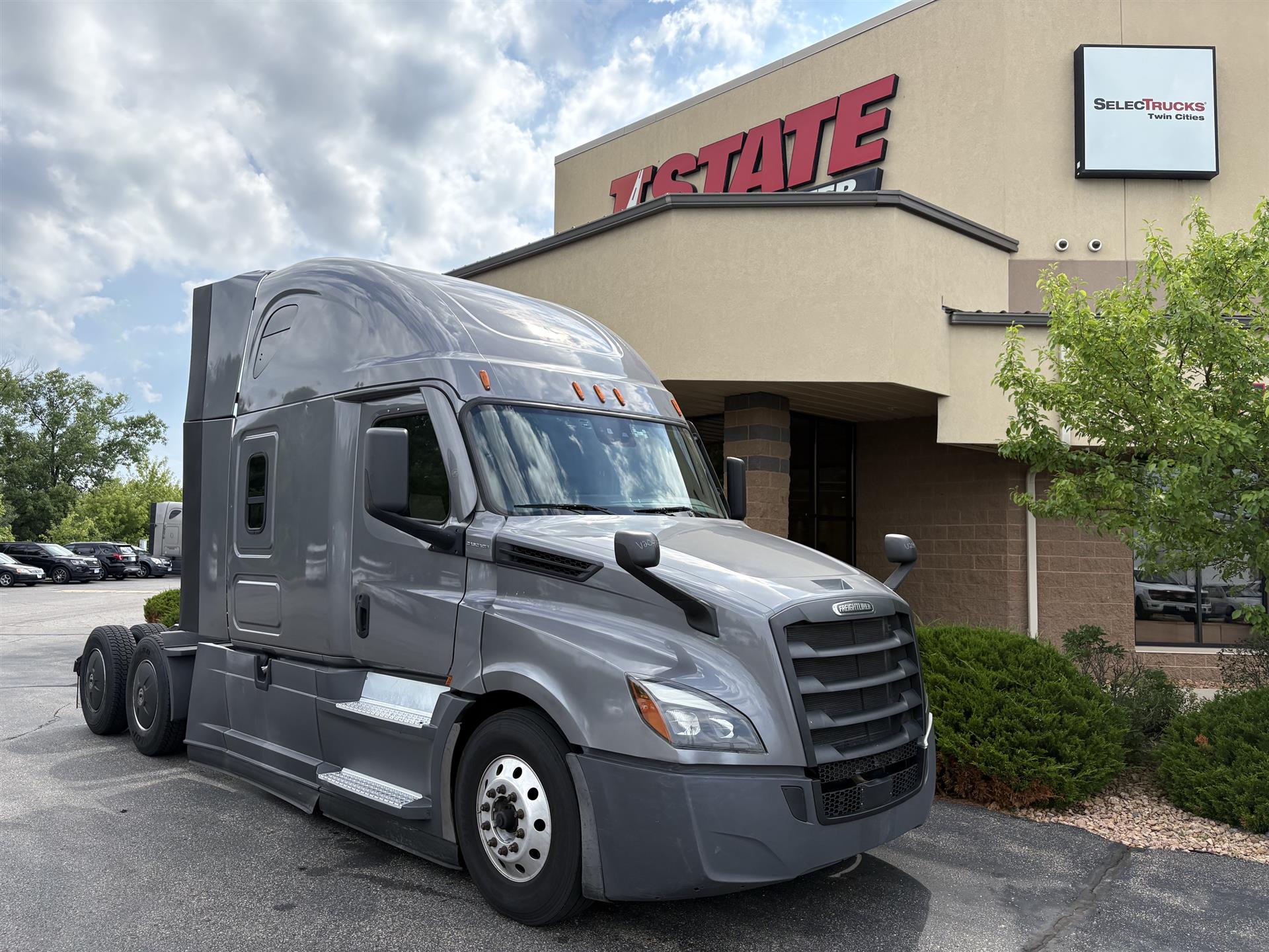 2022 Freightliner Cascadia in Inver Grove Heights, MN