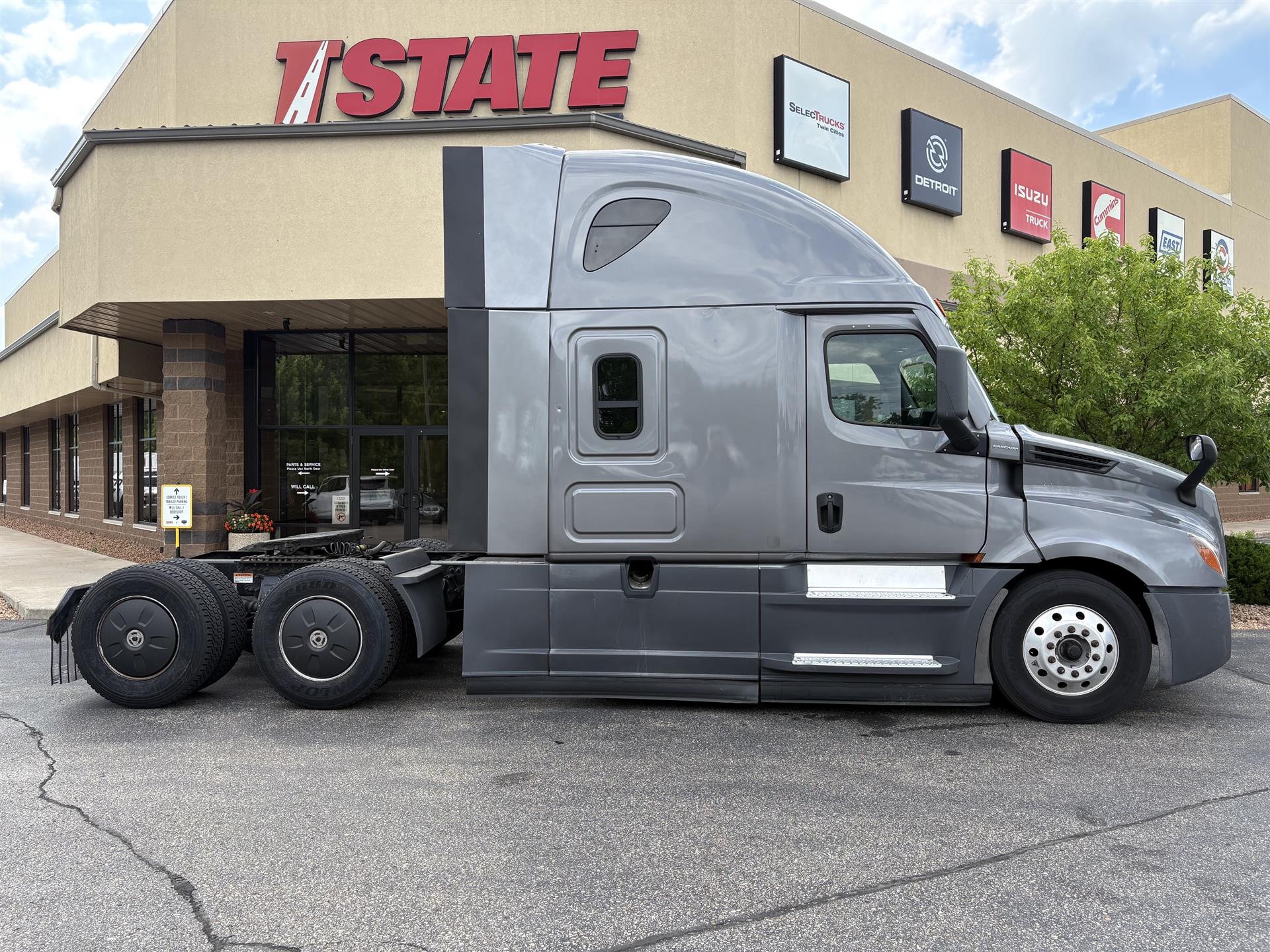 2022 Freightliner Cascadia in Inver Grove Heights, MN — photo 3