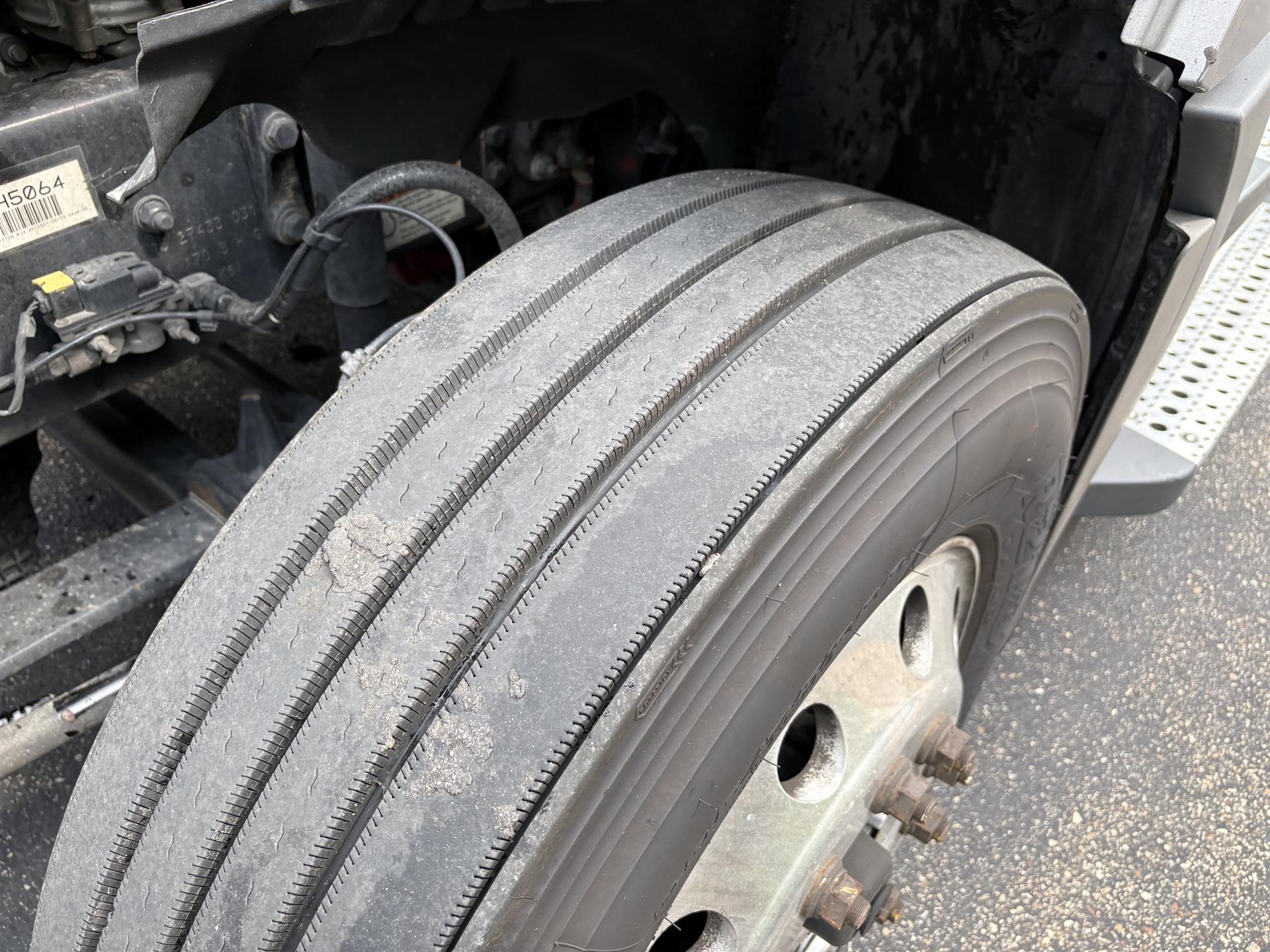 2022 Freightliner Cascadia in Inver Grove Heights, MN — photo 8
