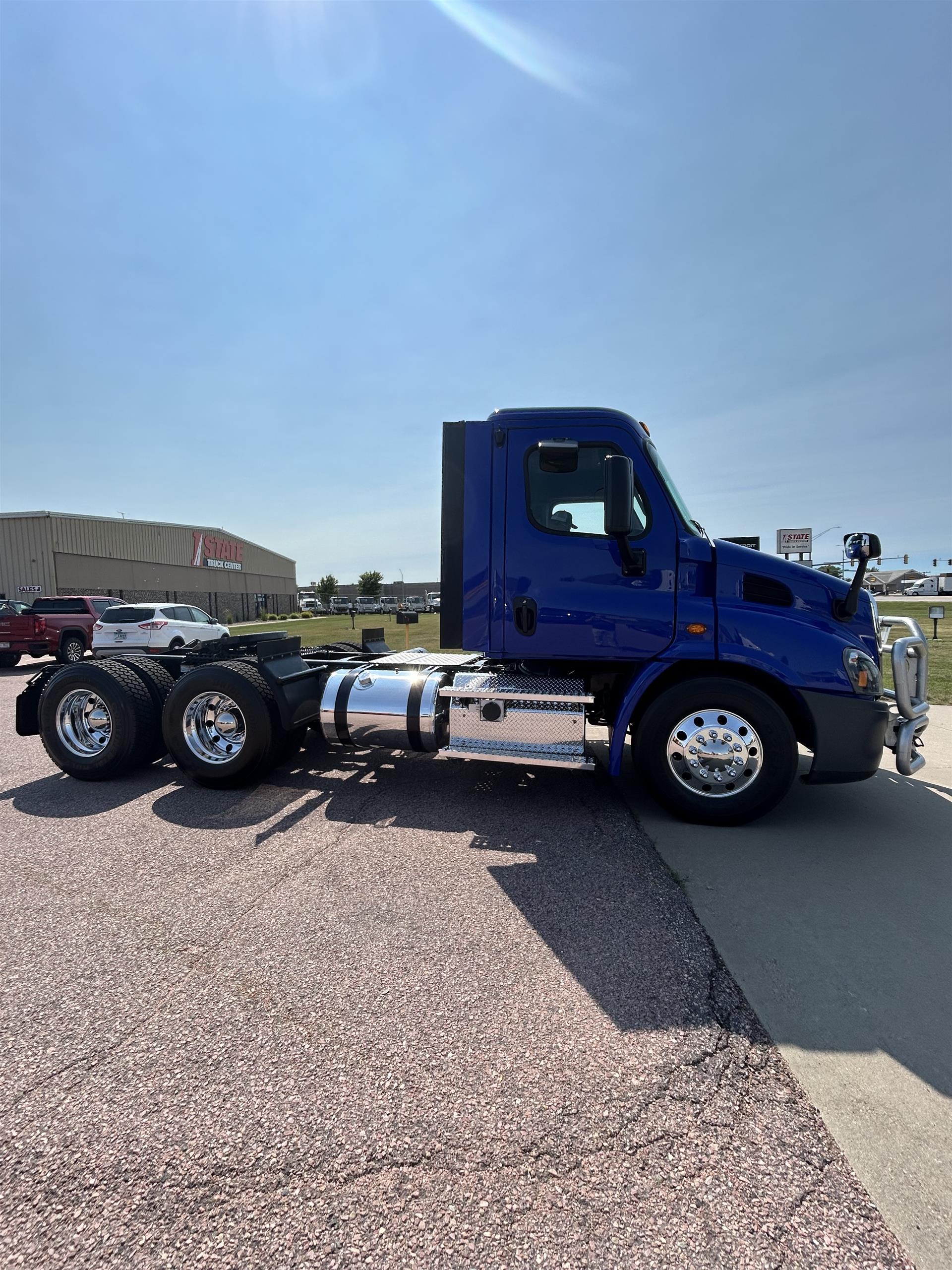 2020 Freightliner Cascadia in Sioux Falls, SD — photo 2