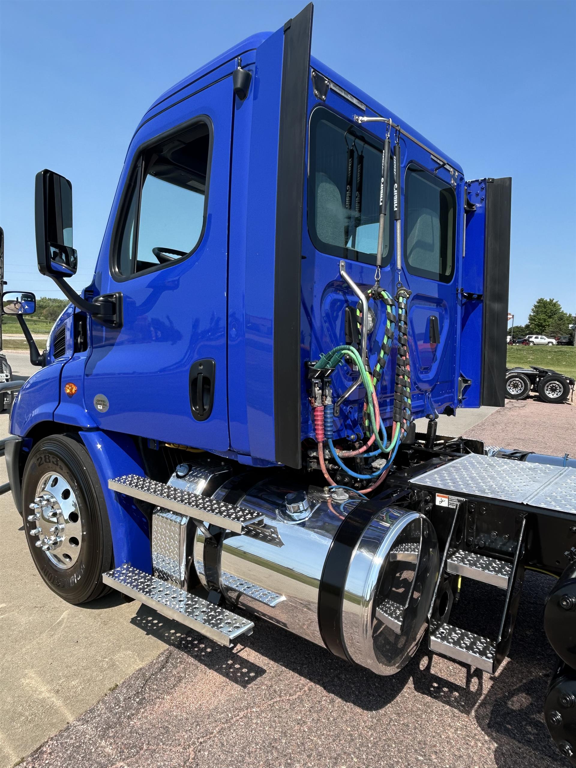 2020 Freightliner Cascadia in Sioux Falls, SD — photo 8