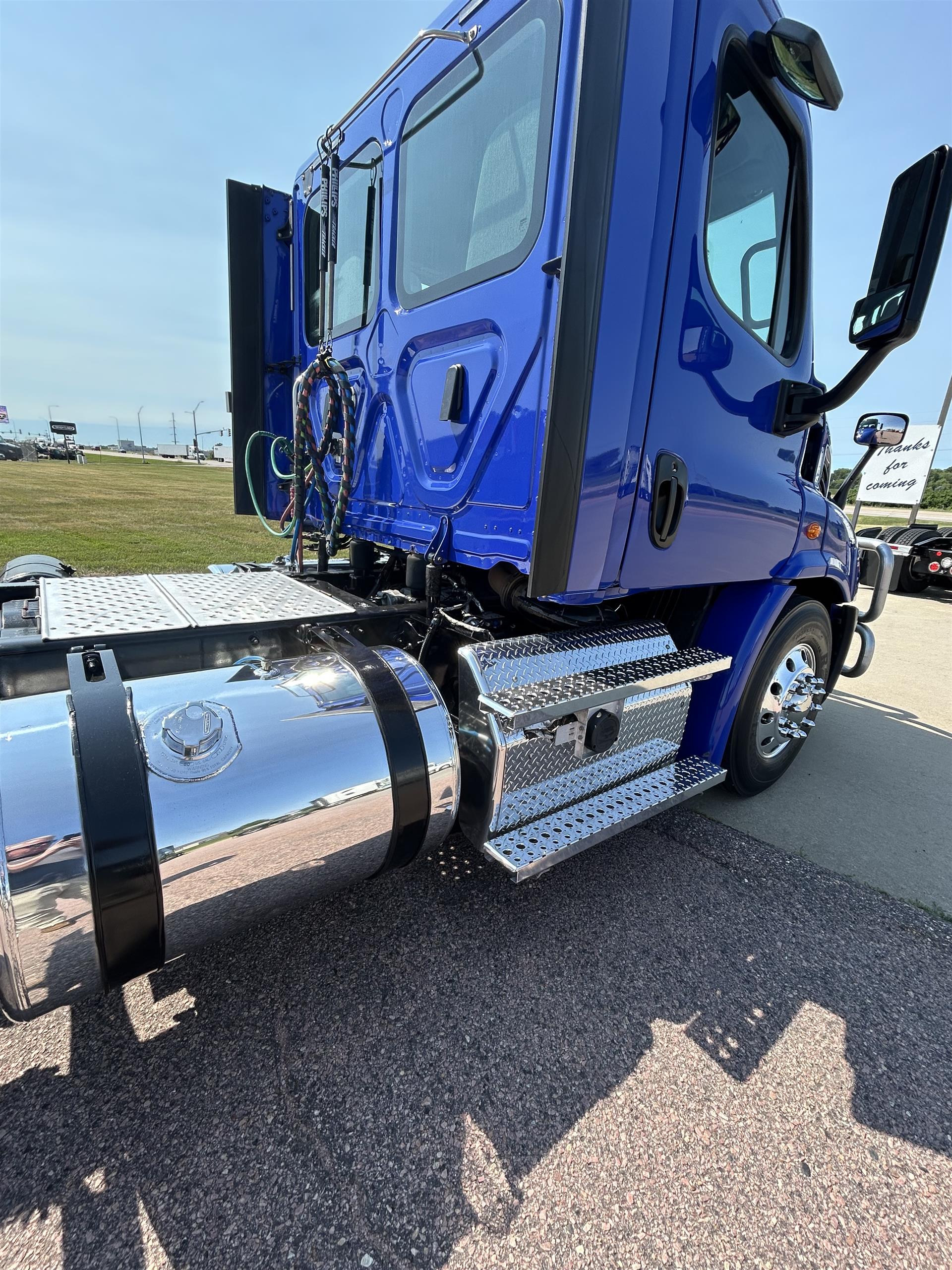 2020 Freightliner Cascadia in Sioux Falls, SD — photo 3