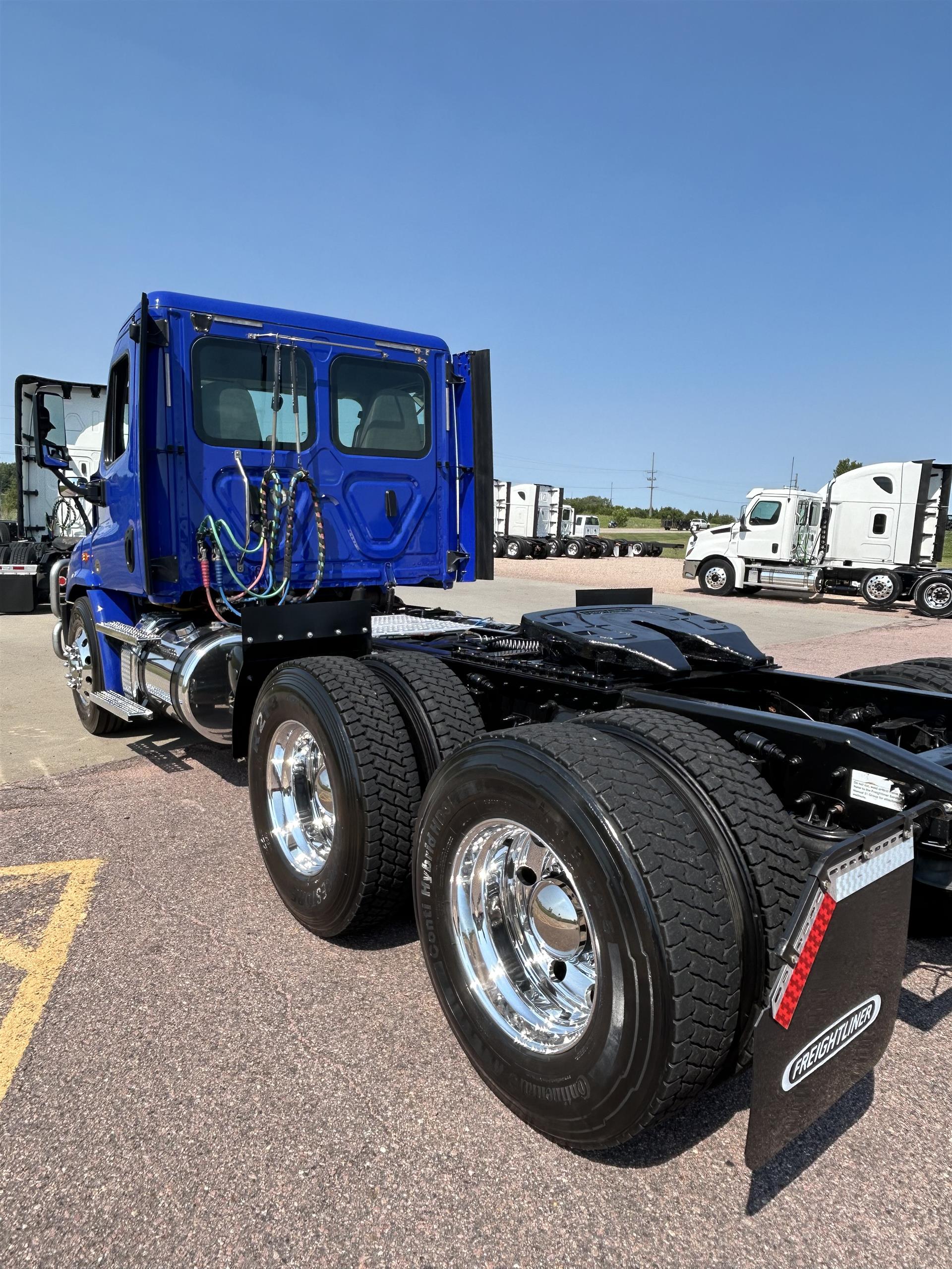 2020 Freightliner Cascadia in Sioux Falls, SD — photo 7