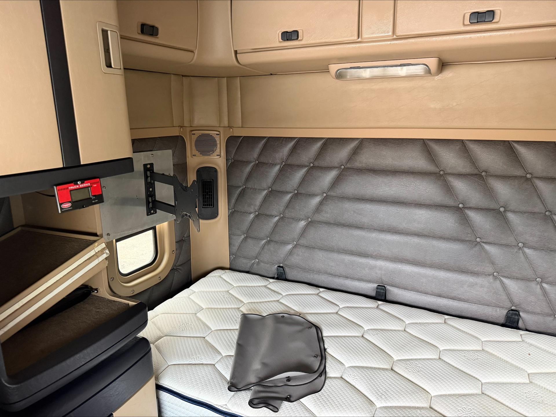 2018 Freightliner 122SD in Sioux City, IA — photo 7
