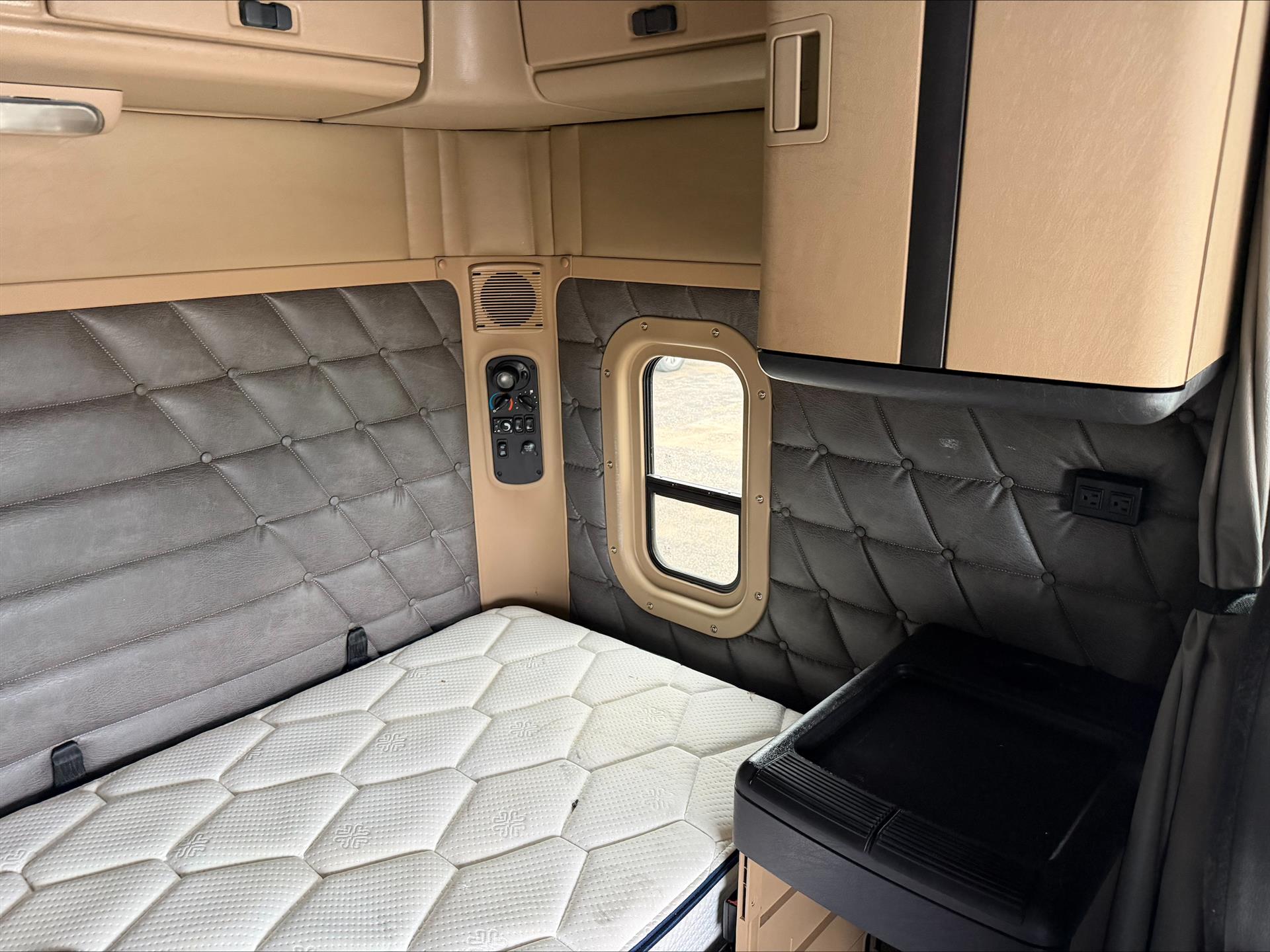 2018 Freightliner 122SD in Sioux City, IA — photo 8