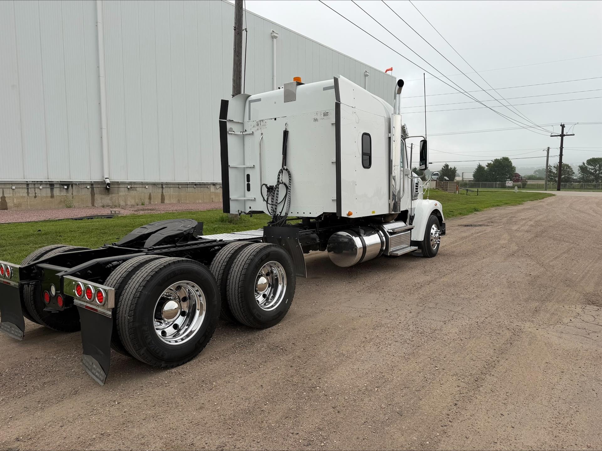 2018 Freightliner 122SD in Sioux City, IA — photo 2