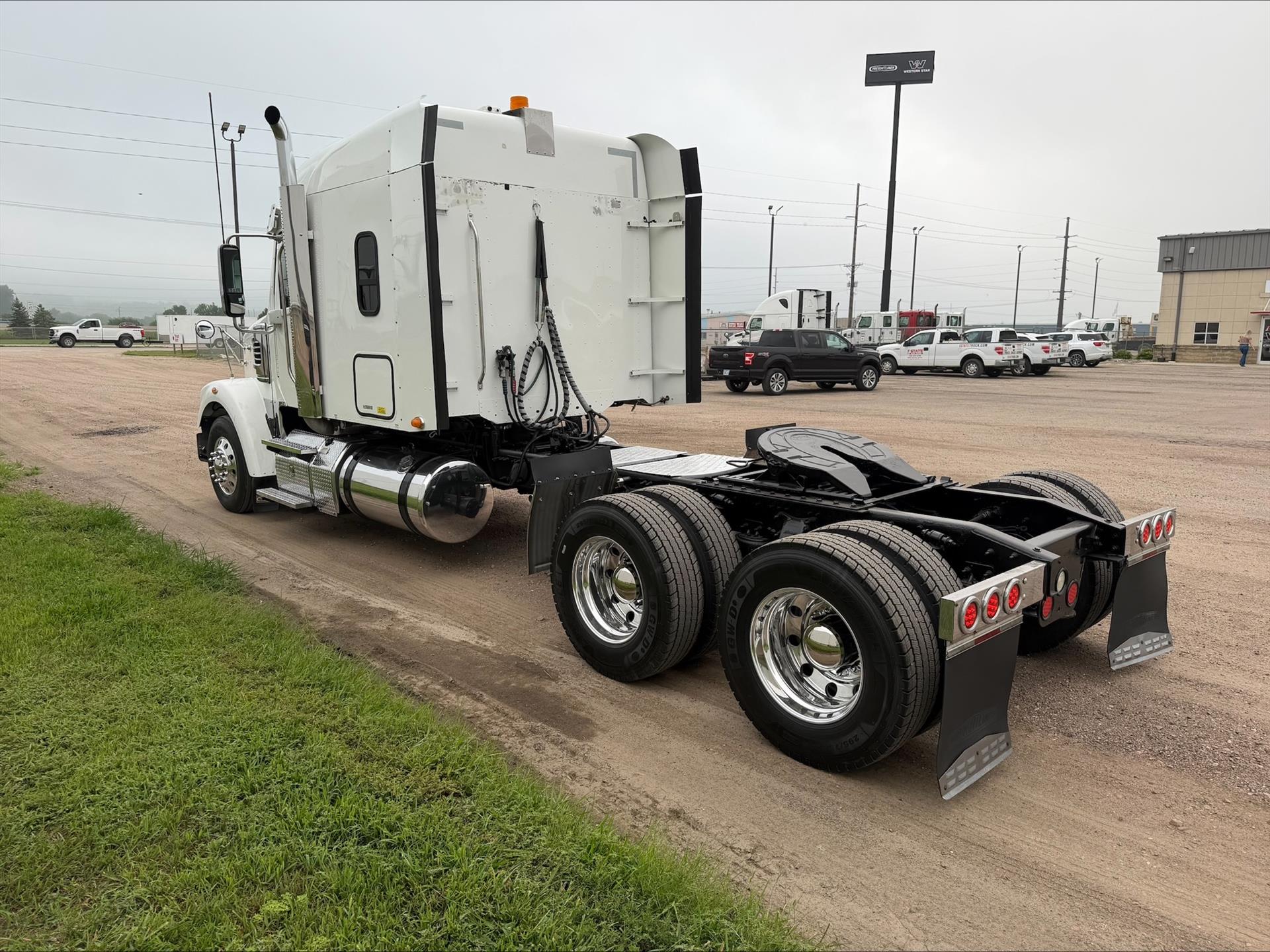 2018 Freightliner 122SD in Sioux City, IA — photo 4