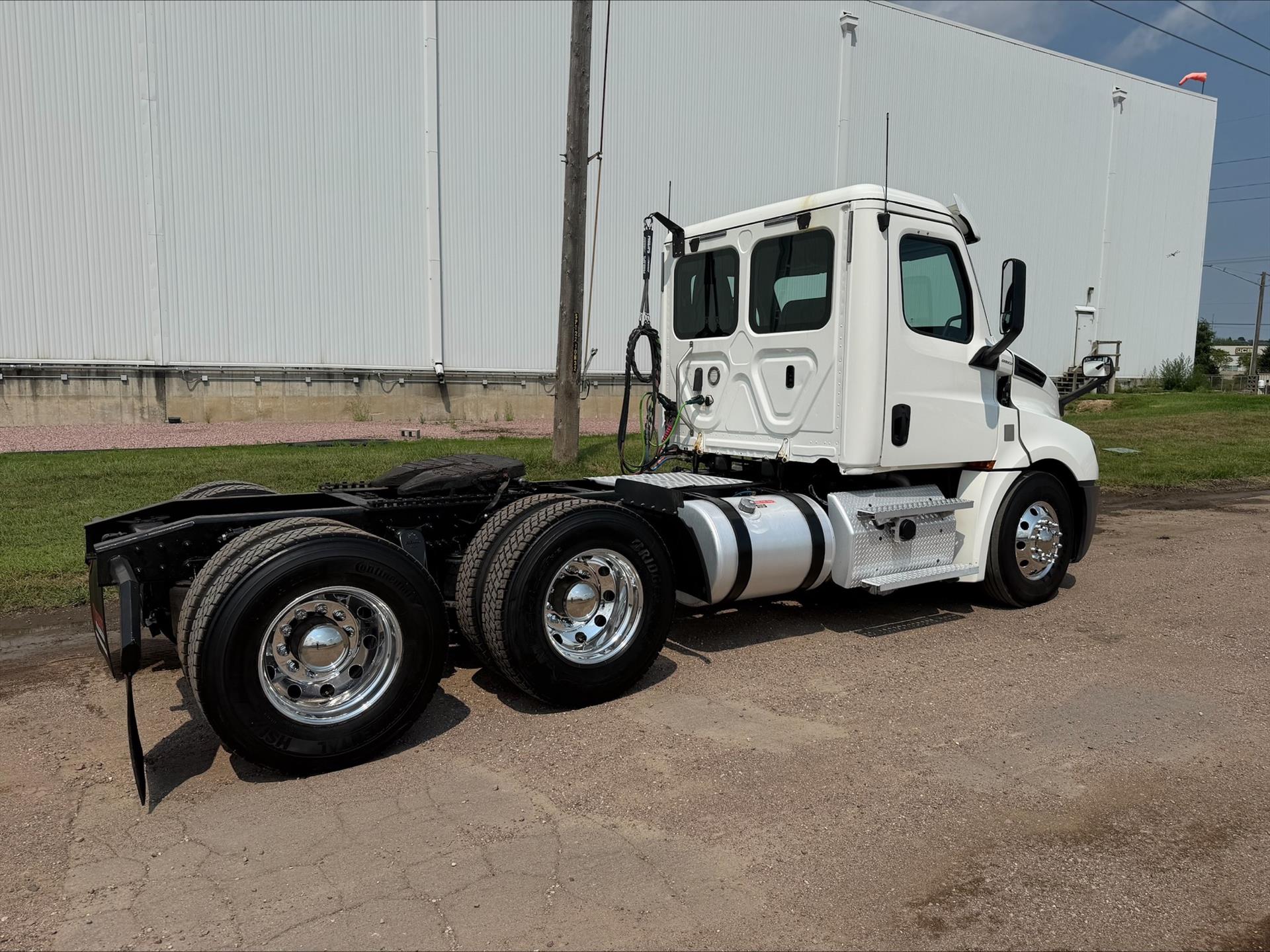 2020 Freightliner Cascadia in Sioux City, IA — photo 2