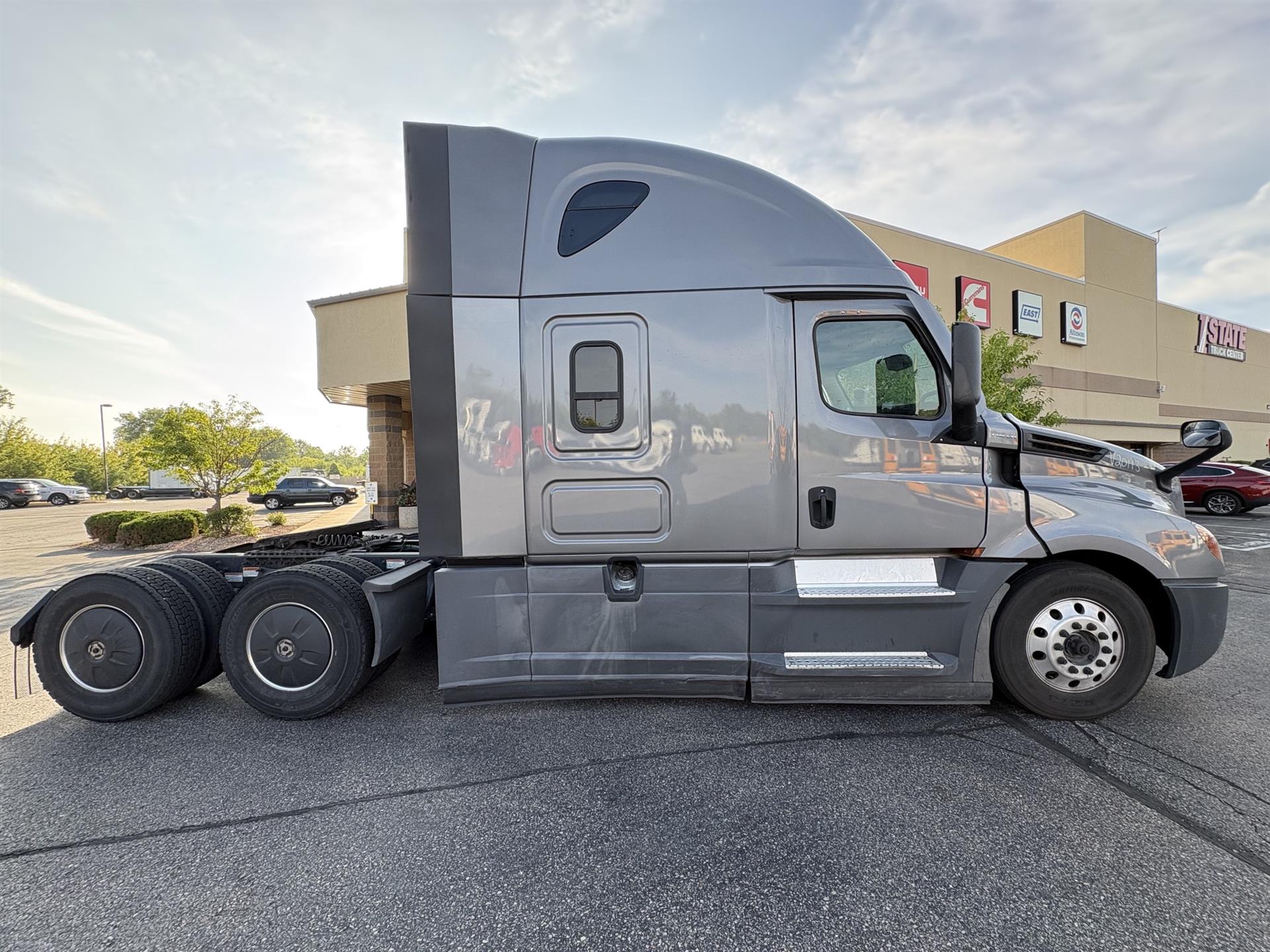 2022 Freightliner Cascadia in Inver Grove Heights, MN — photo 2
