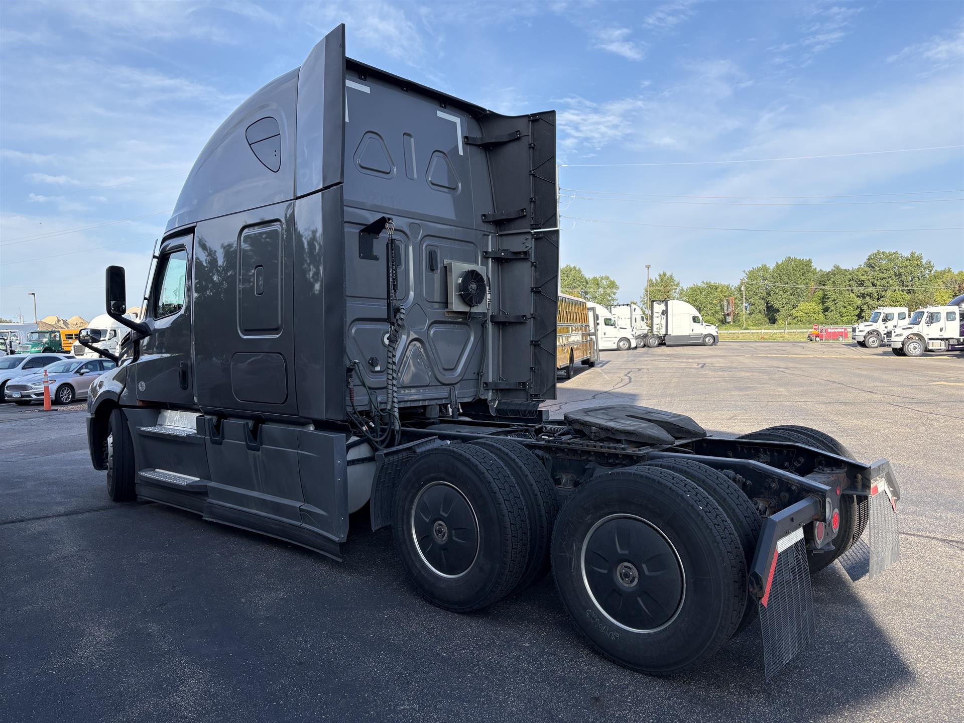 2022 Freightliner Cascadia in Inver Grove Heights, MN — photo 5