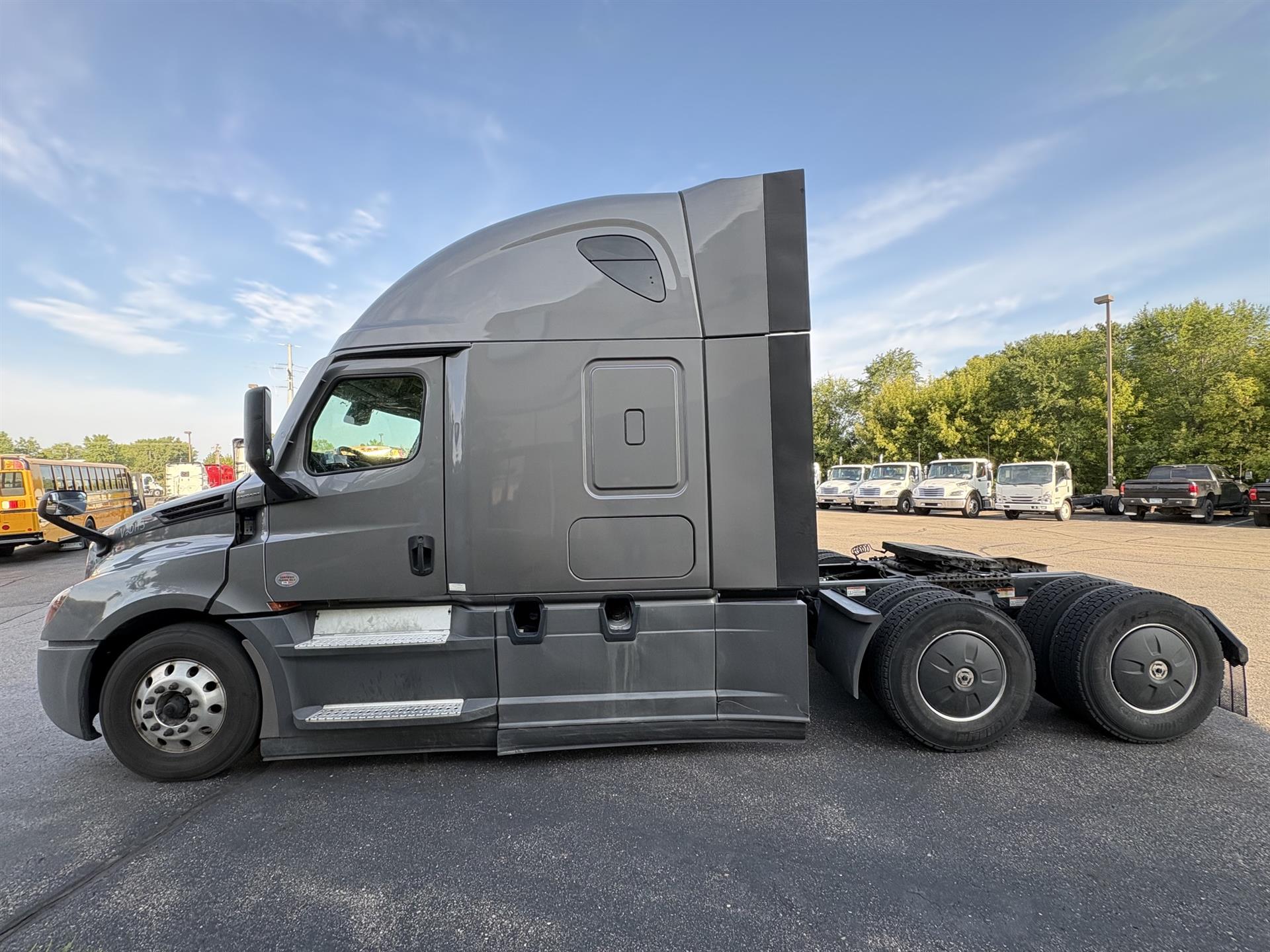 2022 Freightliner Cascadia in Inver Grove Heights, MN — photo 6