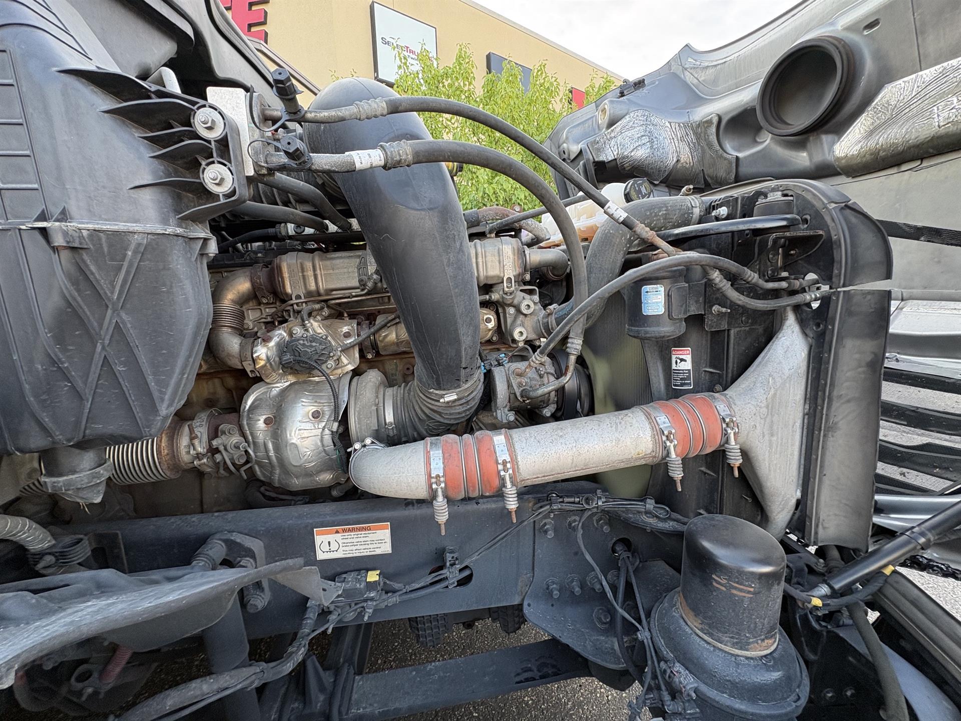2022 Freightliner Cascadia in Inver Grove Heights, MN — photo 8
