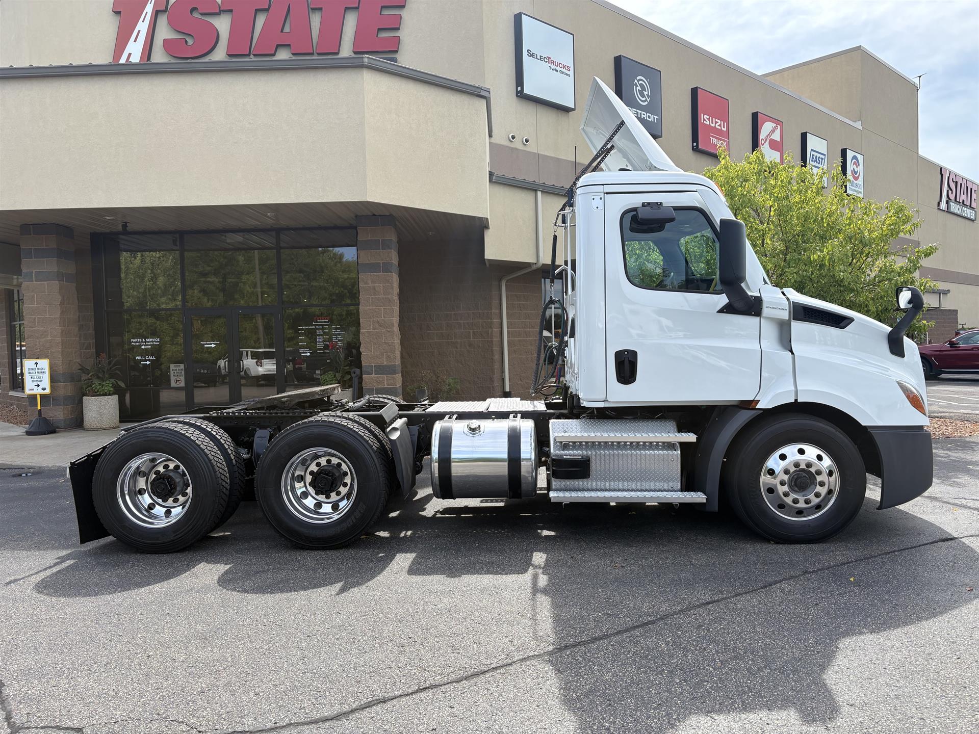2022 Freightliner Cascadia in Inver Grove Heights, MN — photo 2