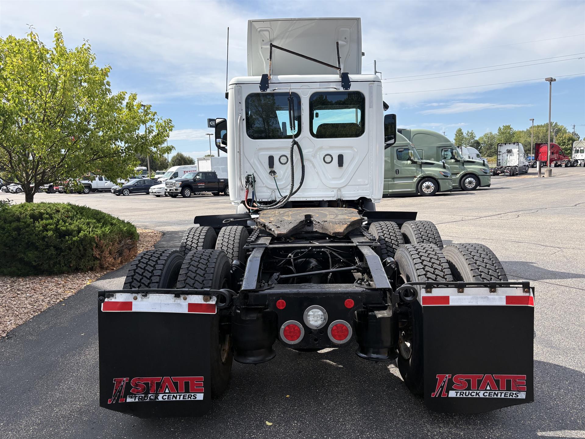 2022 Freightliner Cascadia in Inver Grove Heights, MN — photo 4