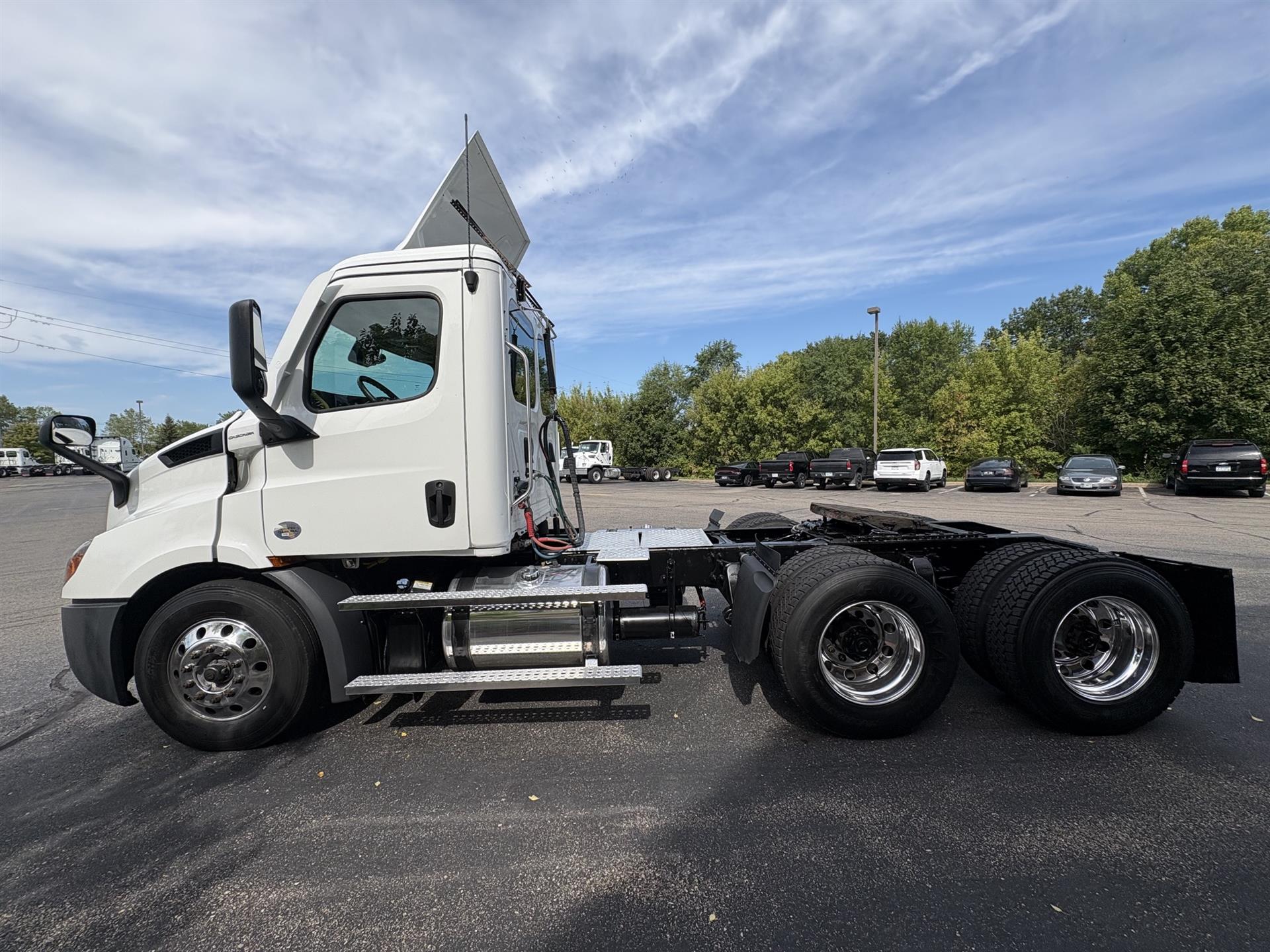 2022 Freightliner Cascadia in Inver Grove Heights, MN — photo 6